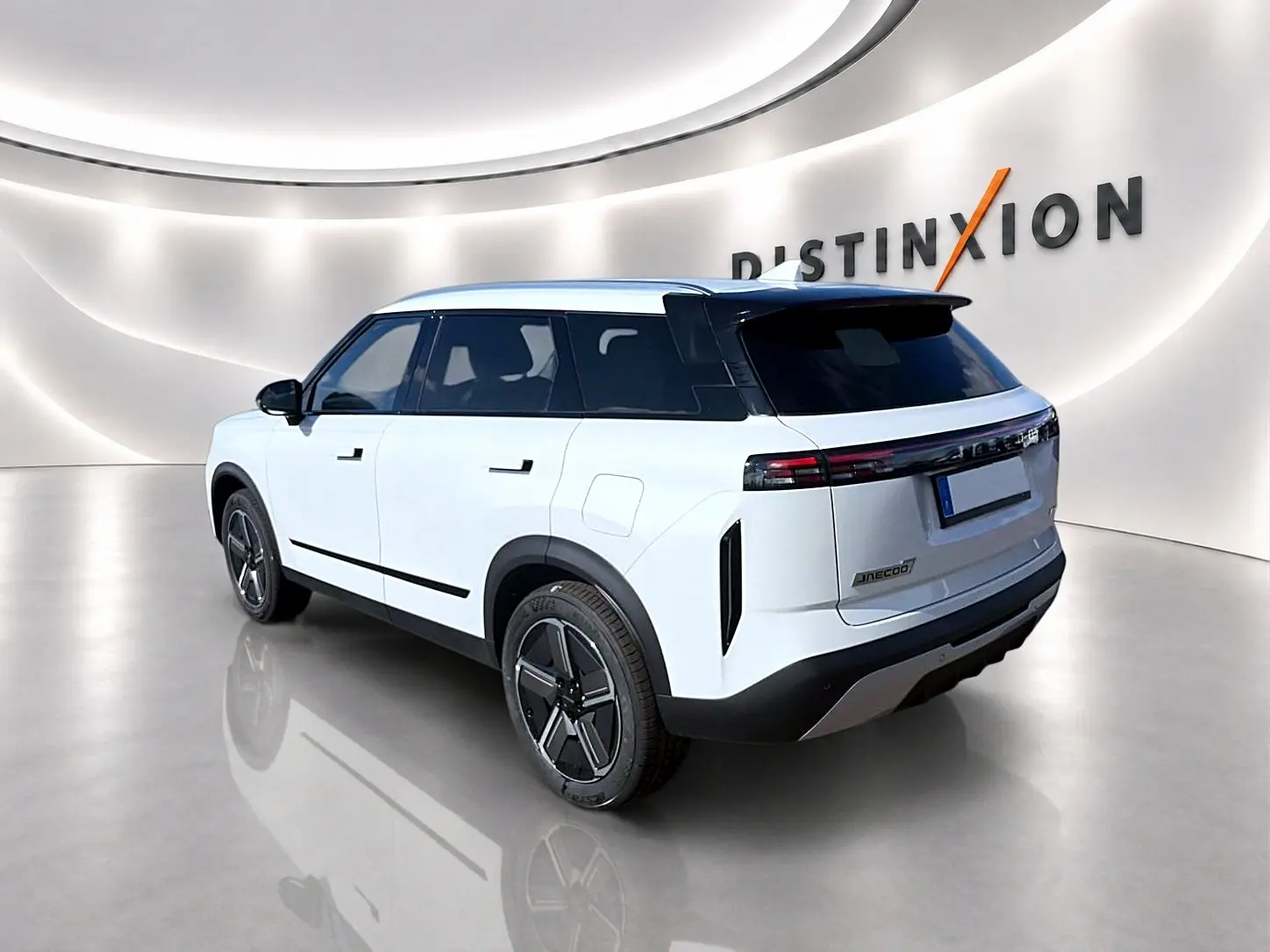 Vue 3/4 arrière droite du SUV JAECOO J7 blanc kaki avec toit noir et feux arrière LED continus.