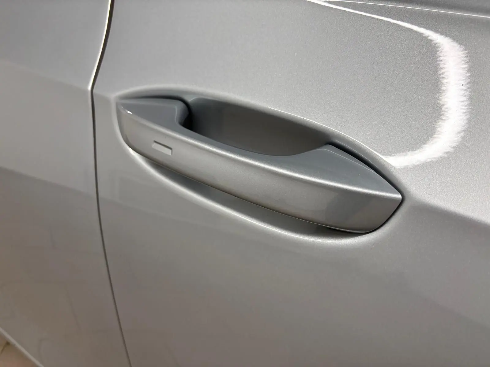 Poignée de porte côté gauche en gros plan sur Volkswagen Golf 1.5 TSI 2025 argent Dolomite métallisée.