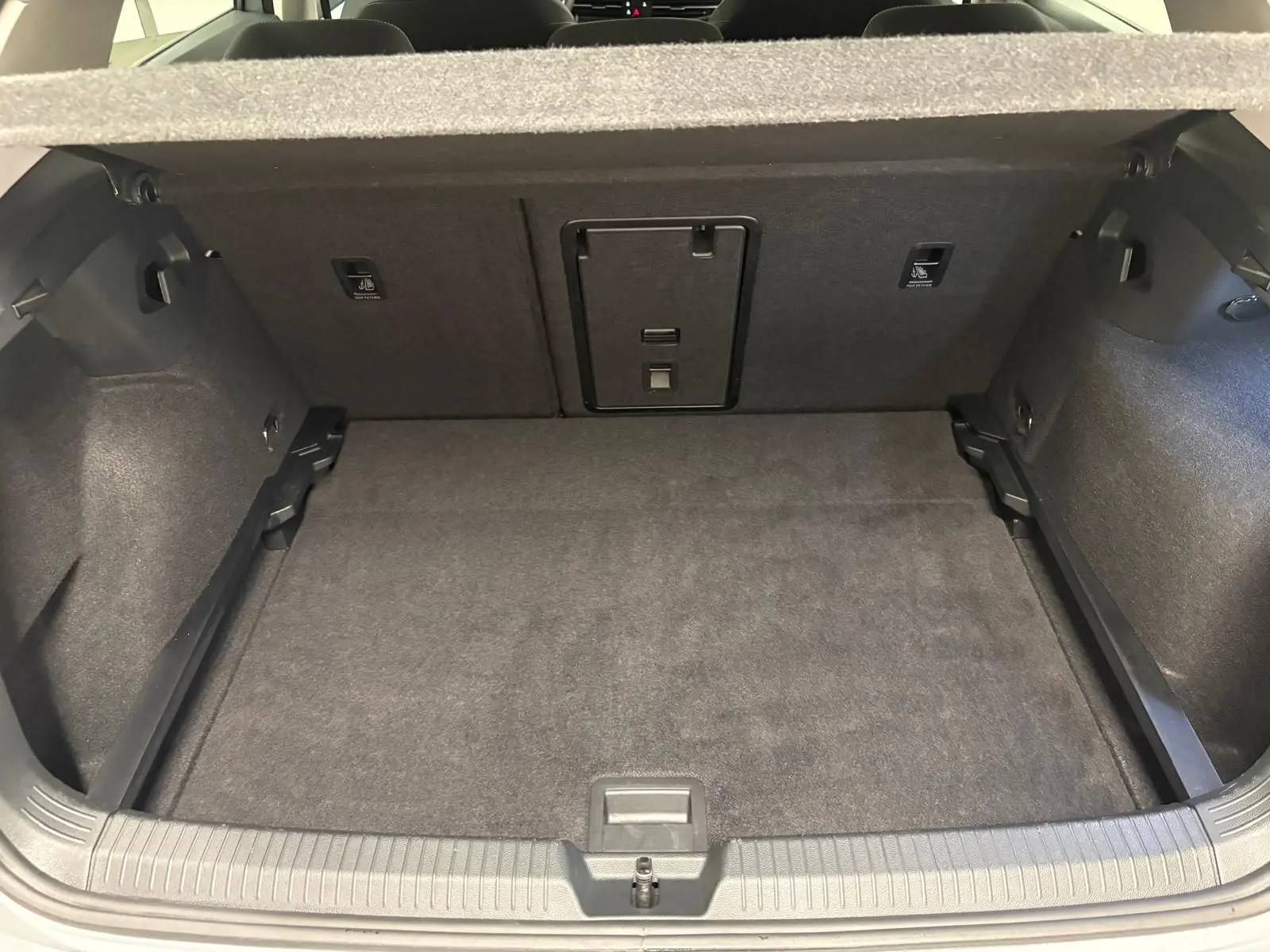 Coffre spacieux et propre d'une Volkswagen Golf 1.5 TSI 116 BVM6 VW Edition 2025, vue intérieure arrière.