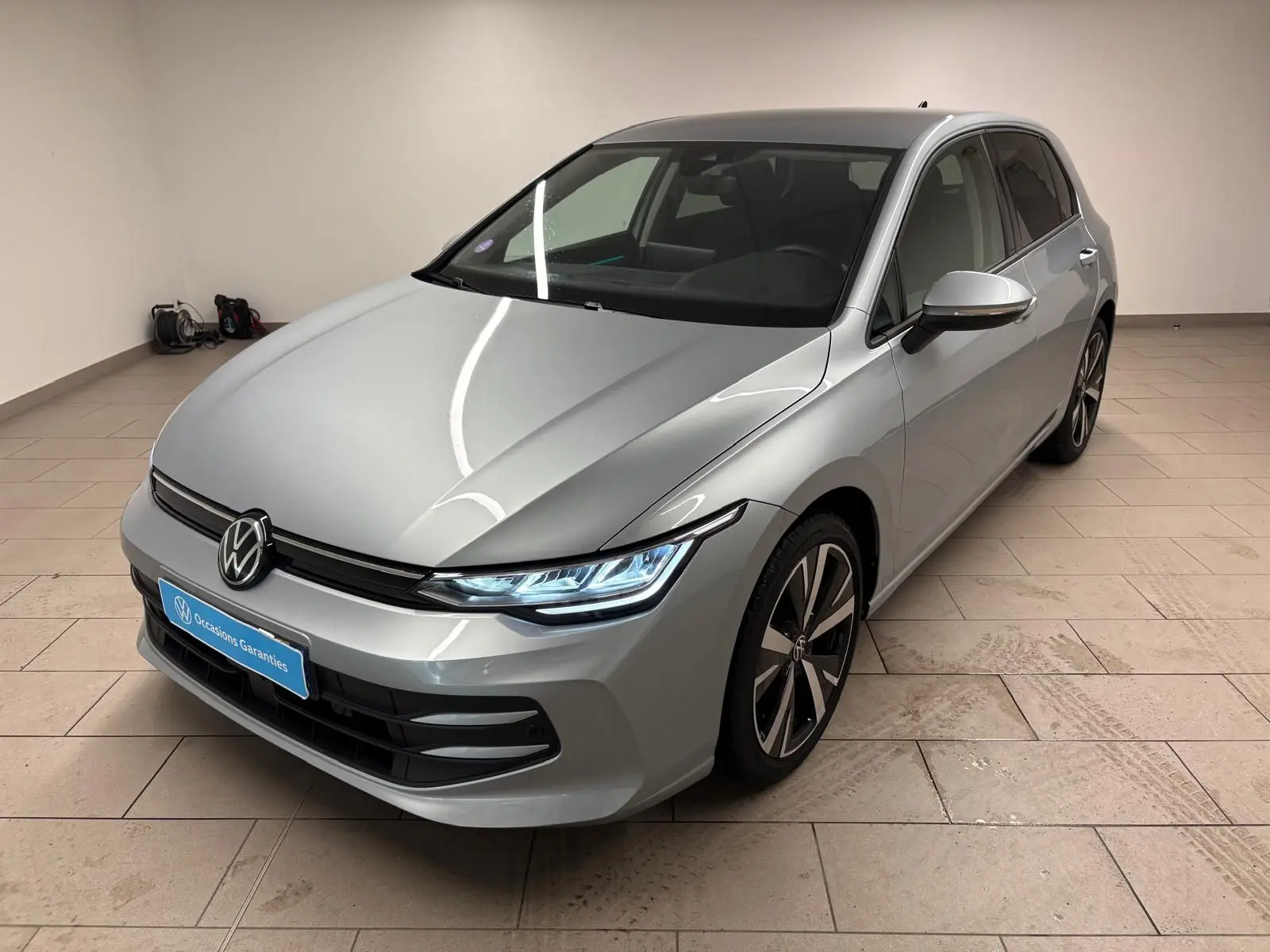 Volkswagen Golf 1.5 TSI 2025 en argent Dolomite vue 3/4 avant avec jantes alliage 18 pouces Catania.
