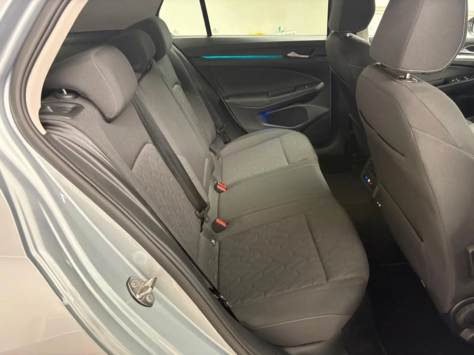 Vue intérieure côté gauche des sièges arrière en tissu gris de la Volkswagen Golf 1.5 TSI 116 BVM6 Argent Dolomite 2025.