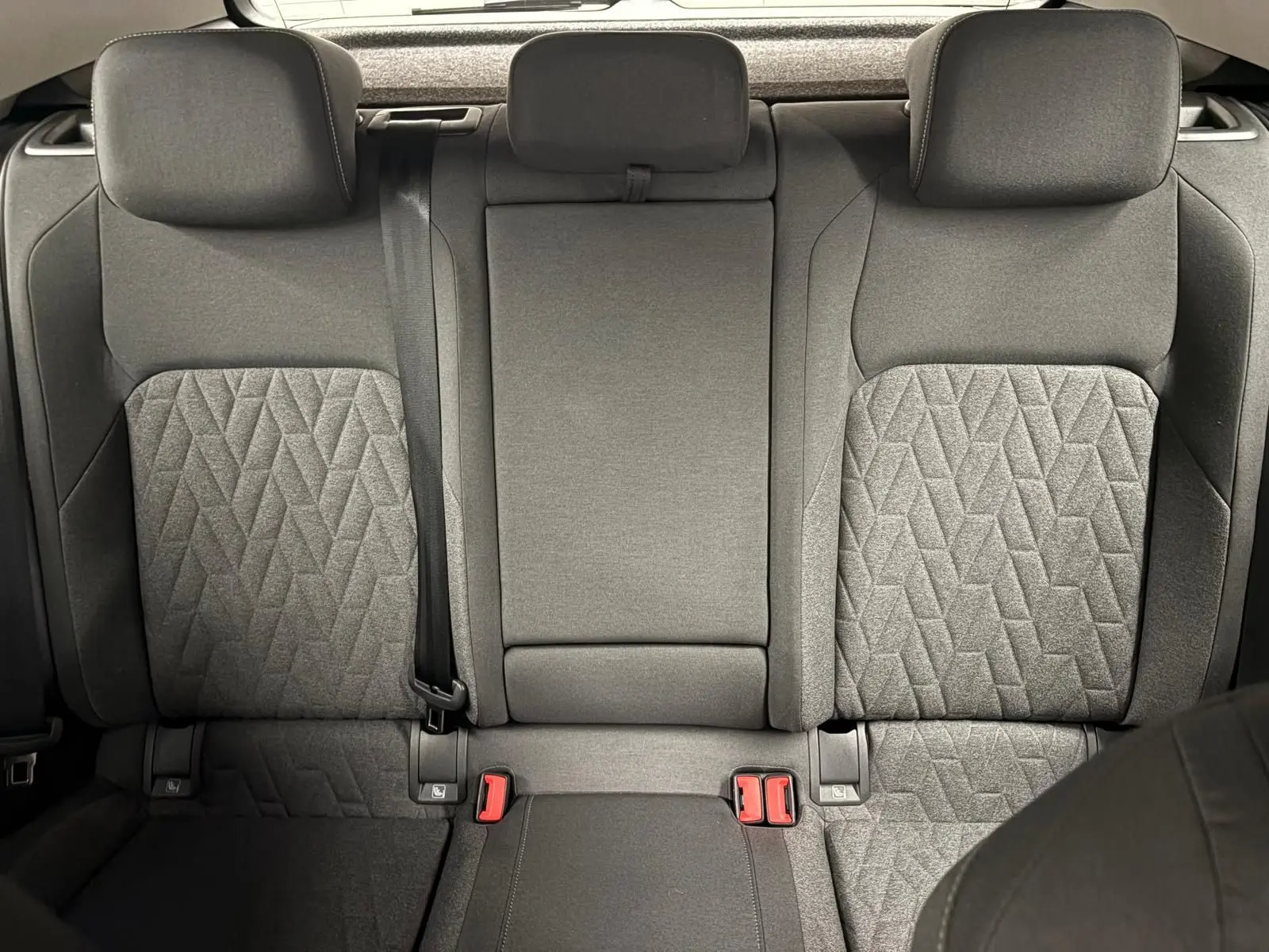 Vue rapprochée des sièges arrière en tissu gris avec motifs géométriques du Volkswagen Golf 1.5 TSI 2025.