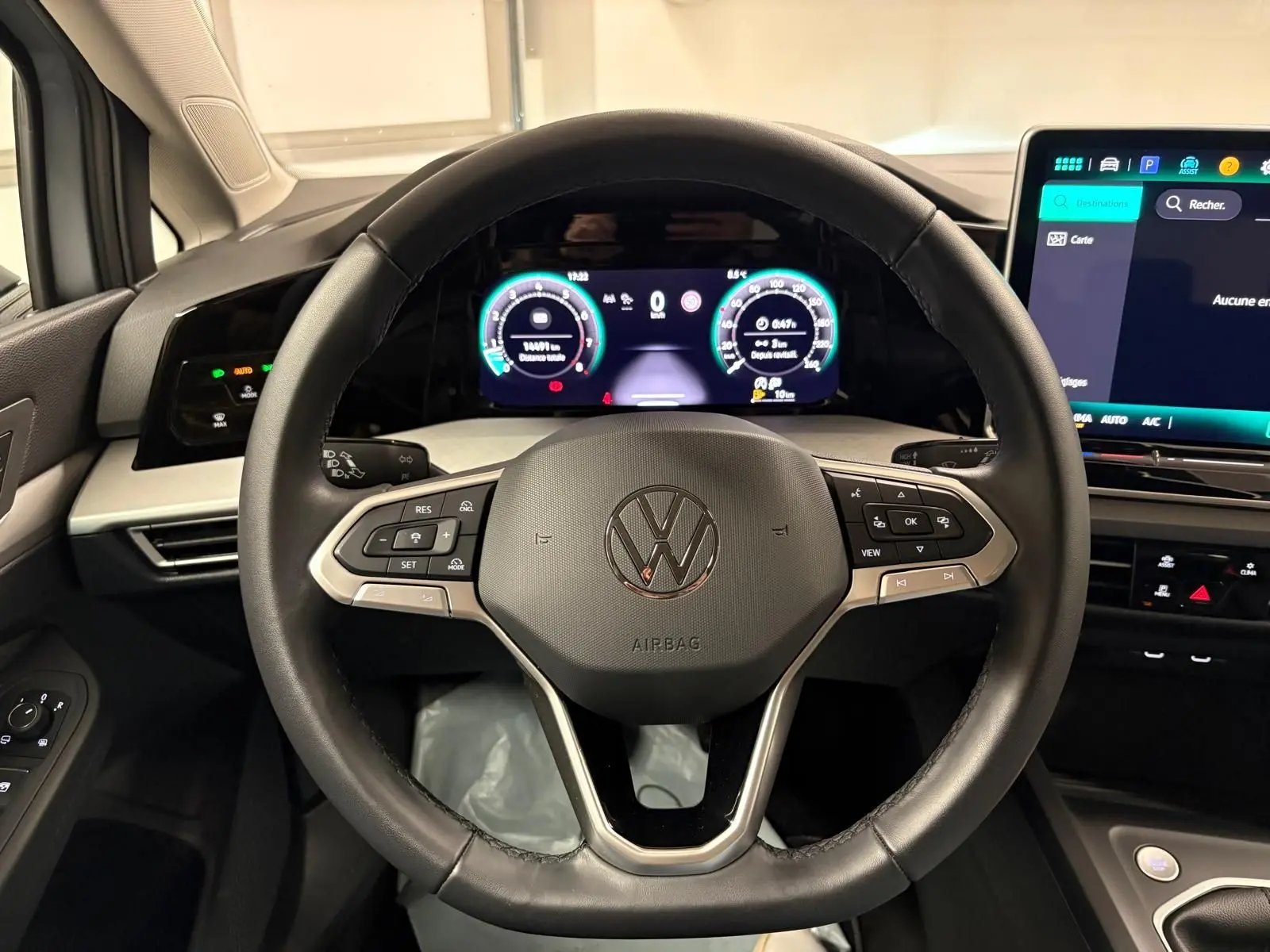 Vue rapprochée du volant multifonction d'une Volkswagen Golf 1.5 TSI 116 BVM6 Edition avec tableau de bord numérique.