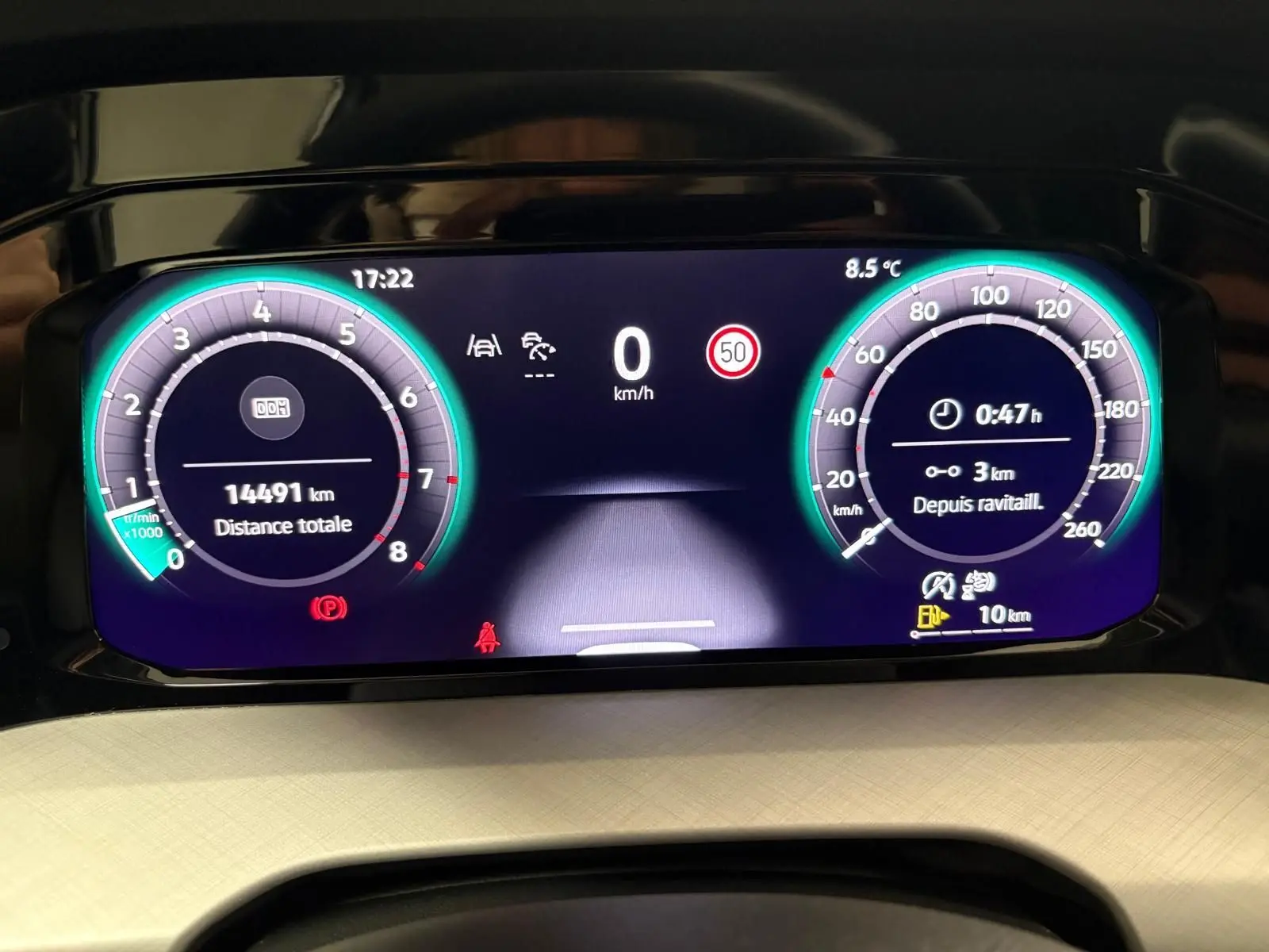Tableau de bord numérique de la Volkswagen Golf 1.5 TSI 116 BVM6 VW Edition affichant vitesse, compte-tours et informations de trajet.