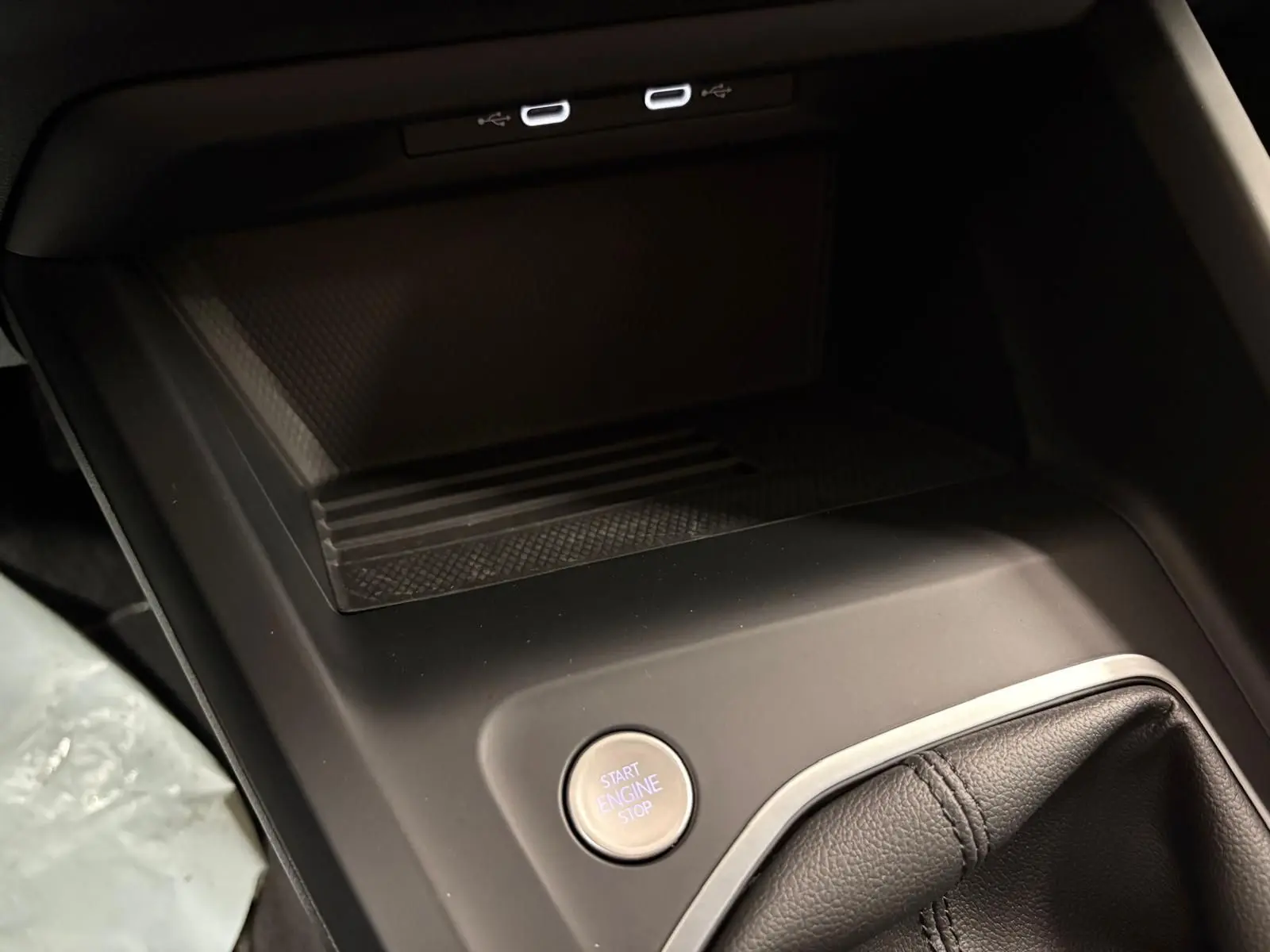 Bouton start/stop moteur et prise USB visibles sur la console centrale noire d'une Volkswagen Golf 1.5 TSI 2025.