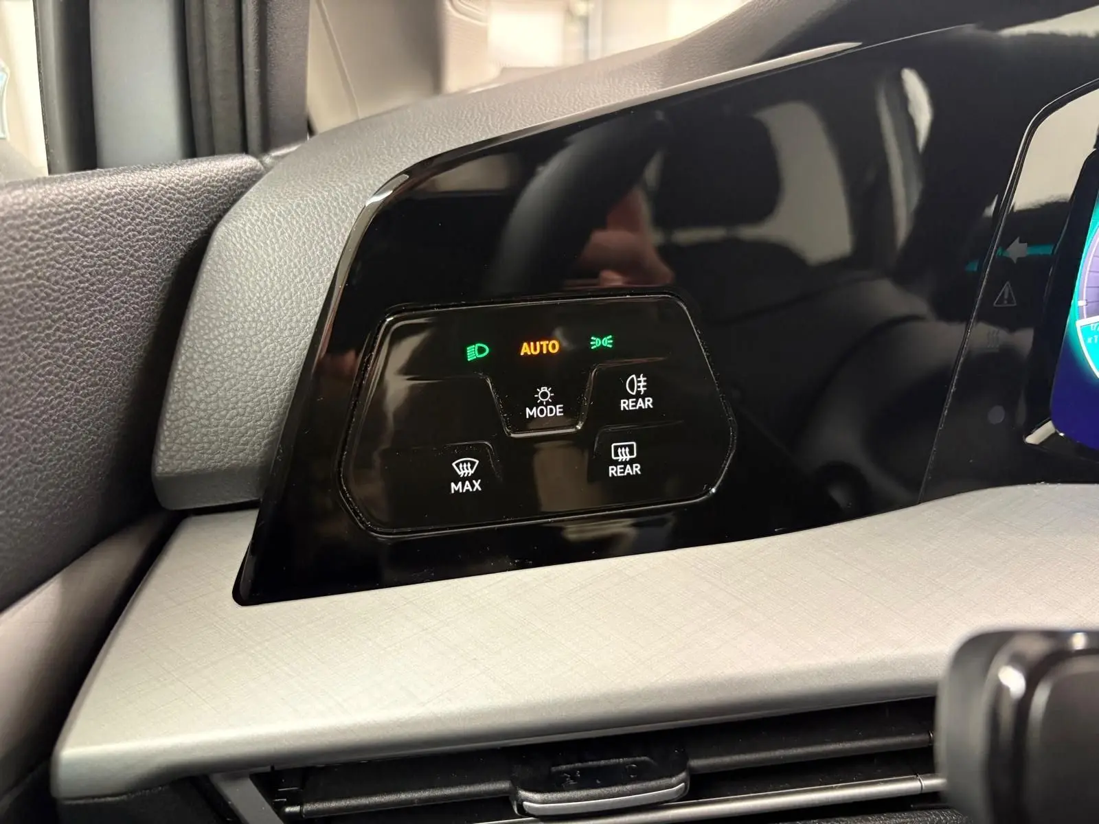 Panneau de commande des phares et dégivrage sur le tableau de bord intérieur de la Volkswagen Golf 1.5 TSI 2025.