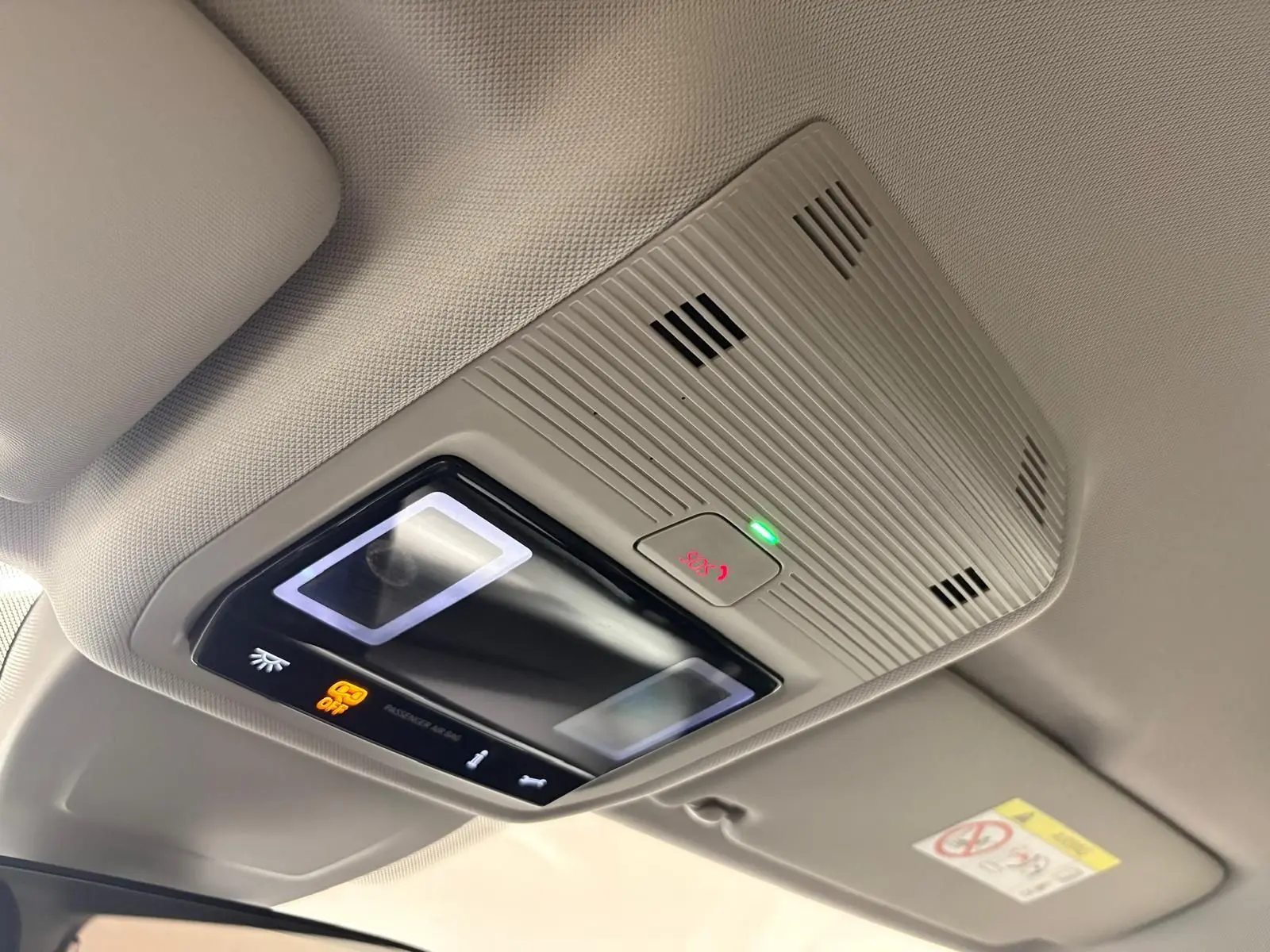 Plafonnier intérieur avec éclairage LED et bouton SOS activé dans une Volkswagen Golf 2025 finition VW Edition.