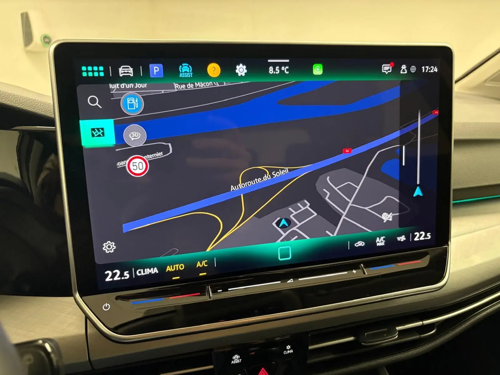 Écran tactile central affichant la navigation GPS dans l'habitacle moderne d'une Volkswagen Golf 2025.