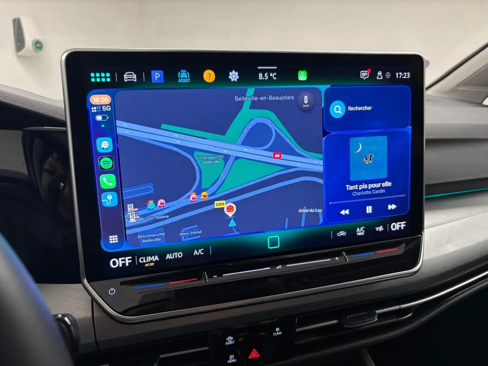 Écran tactile central affichant la navigation et la musique dans l’habitacle moderne d’une Volkswagen Golf 2025.