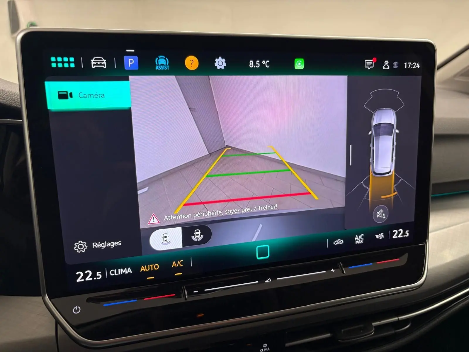 Écran tactile intérieur montrant la caméra de recul et l'affichage 360° de la Volkswagen Golf 1.5 TSI argent Dolomite.
