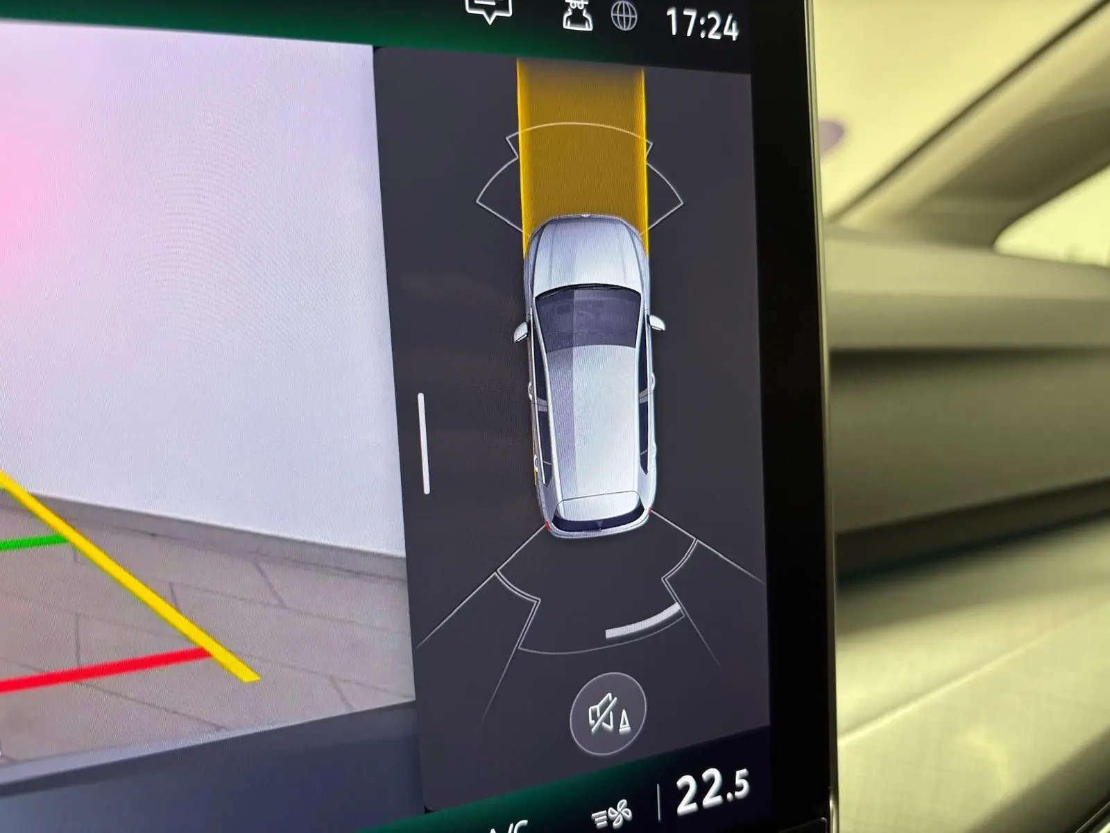 Affichage intérieur du système d'aide au stationnement montrant une Volkswagen Golf 1.5 TSI argent Dolomite vue de dessus.