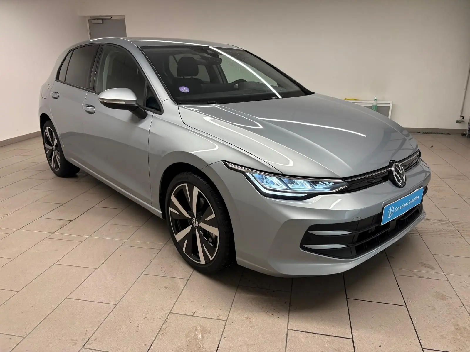 Volkswagen Golf 1.5 TSI 2025 en argent Dolomite vue 3/4 avant avec jantes alliage 18'' Catania.