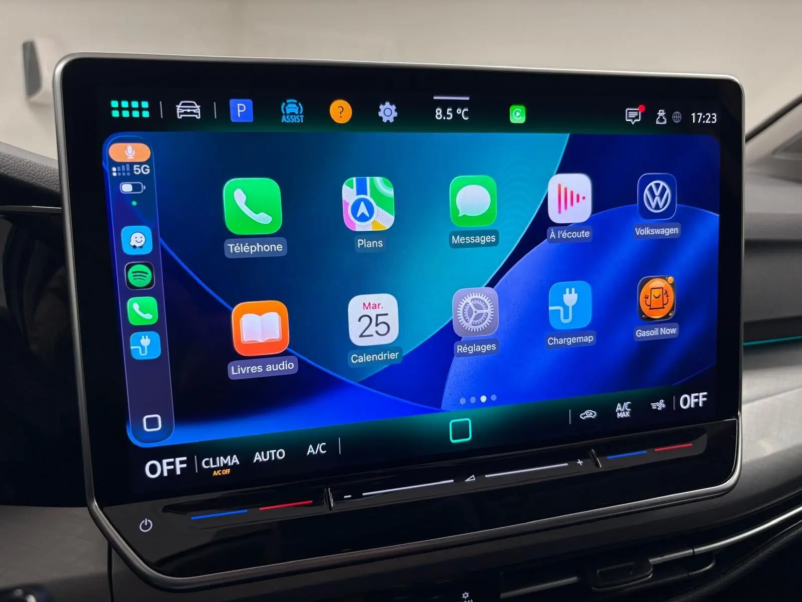 Écran tactile central de la Volkswagen Golf 1.5 TSI 2025 affichant les applications connectées et commandes climatisation.