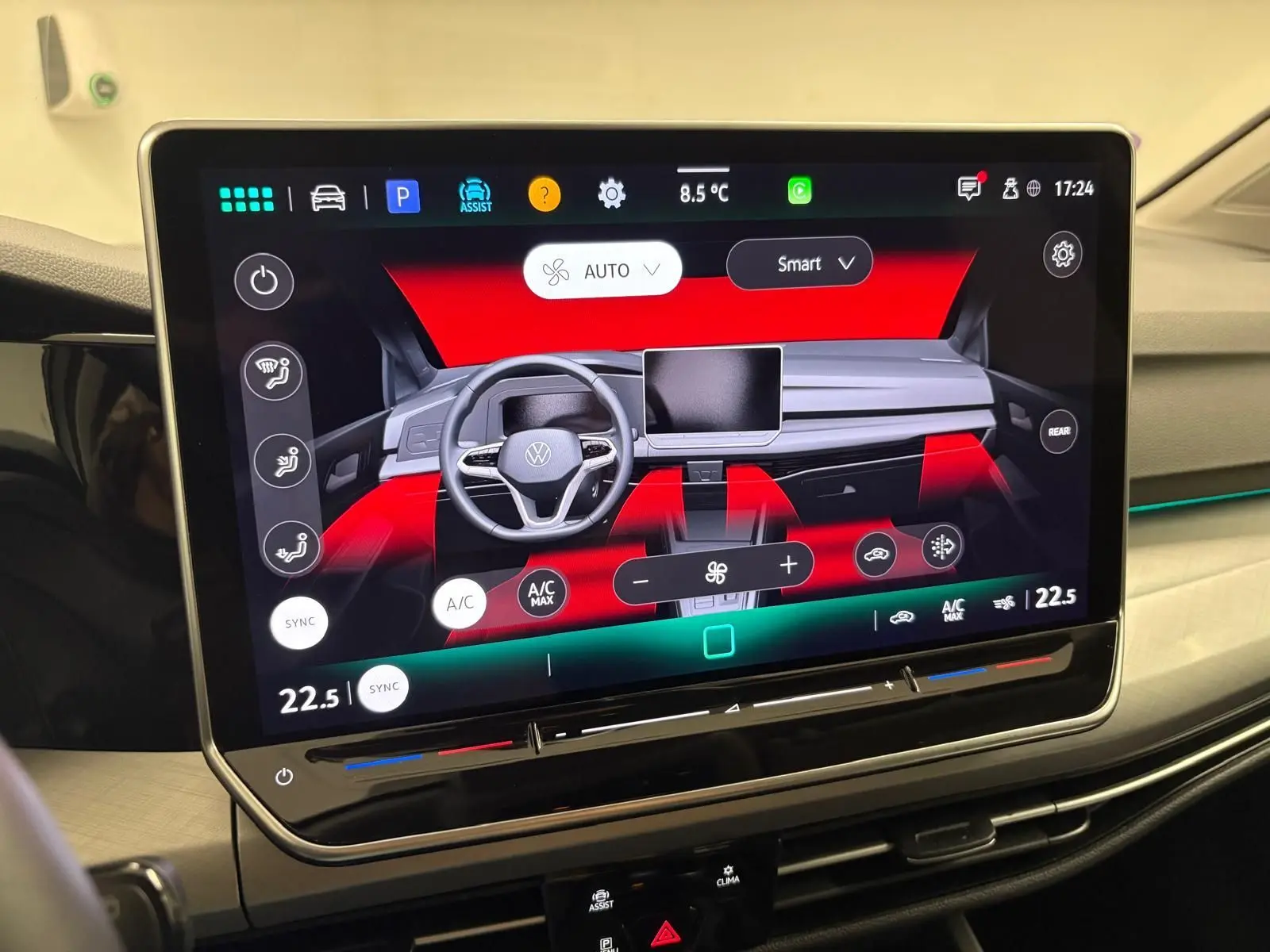 Écran tactile central affichant la commande de climatisation avec illustration du tableau de bord de la Volkswagen Golf 2025.