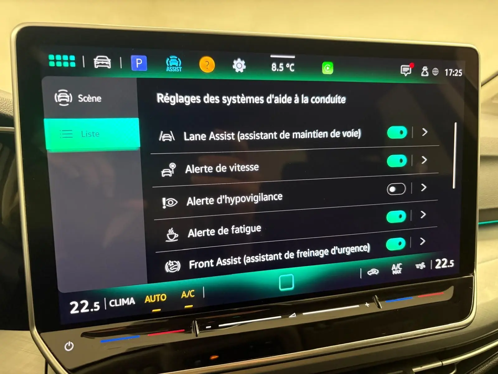 Écran tactile du système d'aide à la conduite dans une Volkswagen Golf 1.5 TSI 116 BVM6 Argent Dolomite, intérieur moderne.