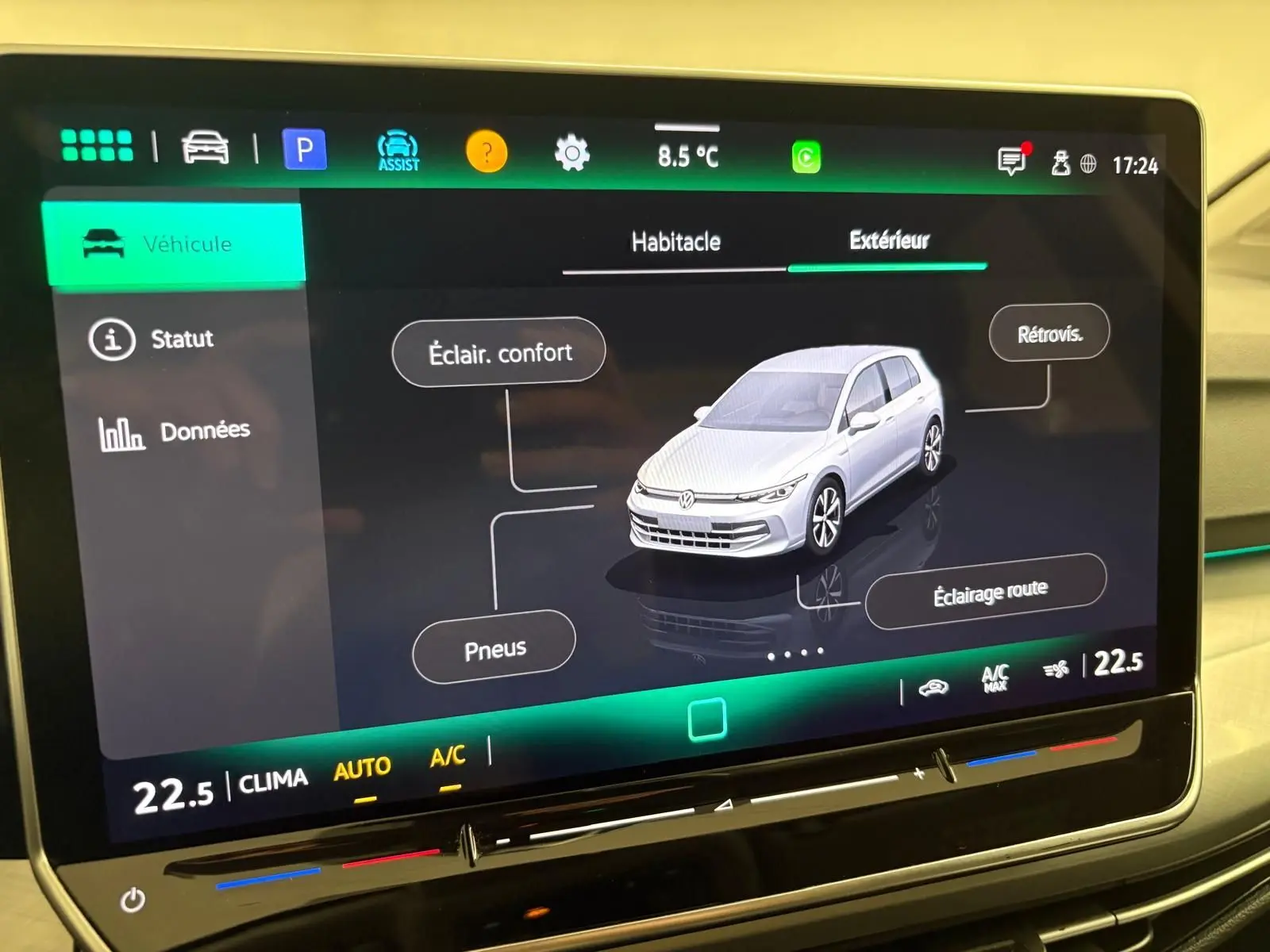 Vue 3/4 avant d'une Volkswagen Golf 1.5 TSI 116 BVM6 Argent Dolomite affichée sur l'écran tactile intérieur.