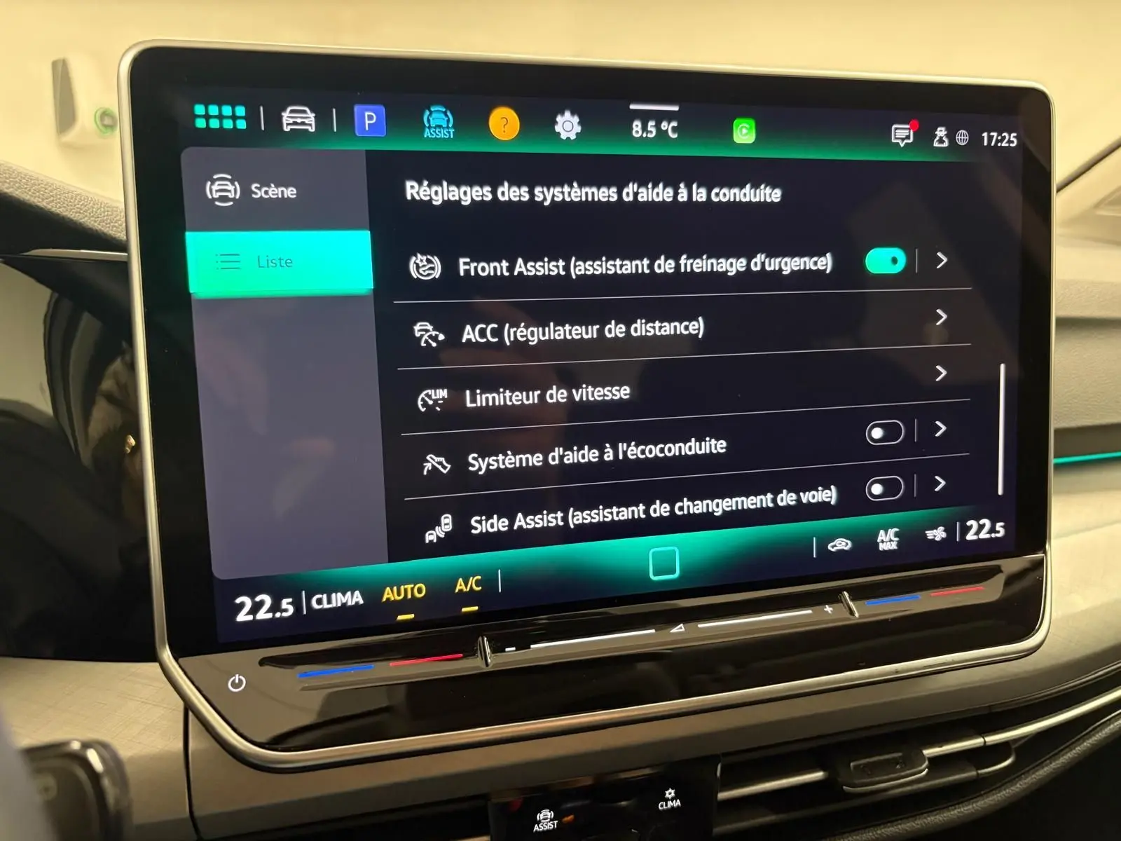 Écran tactile central de la Volkswagen Golf 1.5 TSI 2025 affichant les réglages d'aide à la conduite.