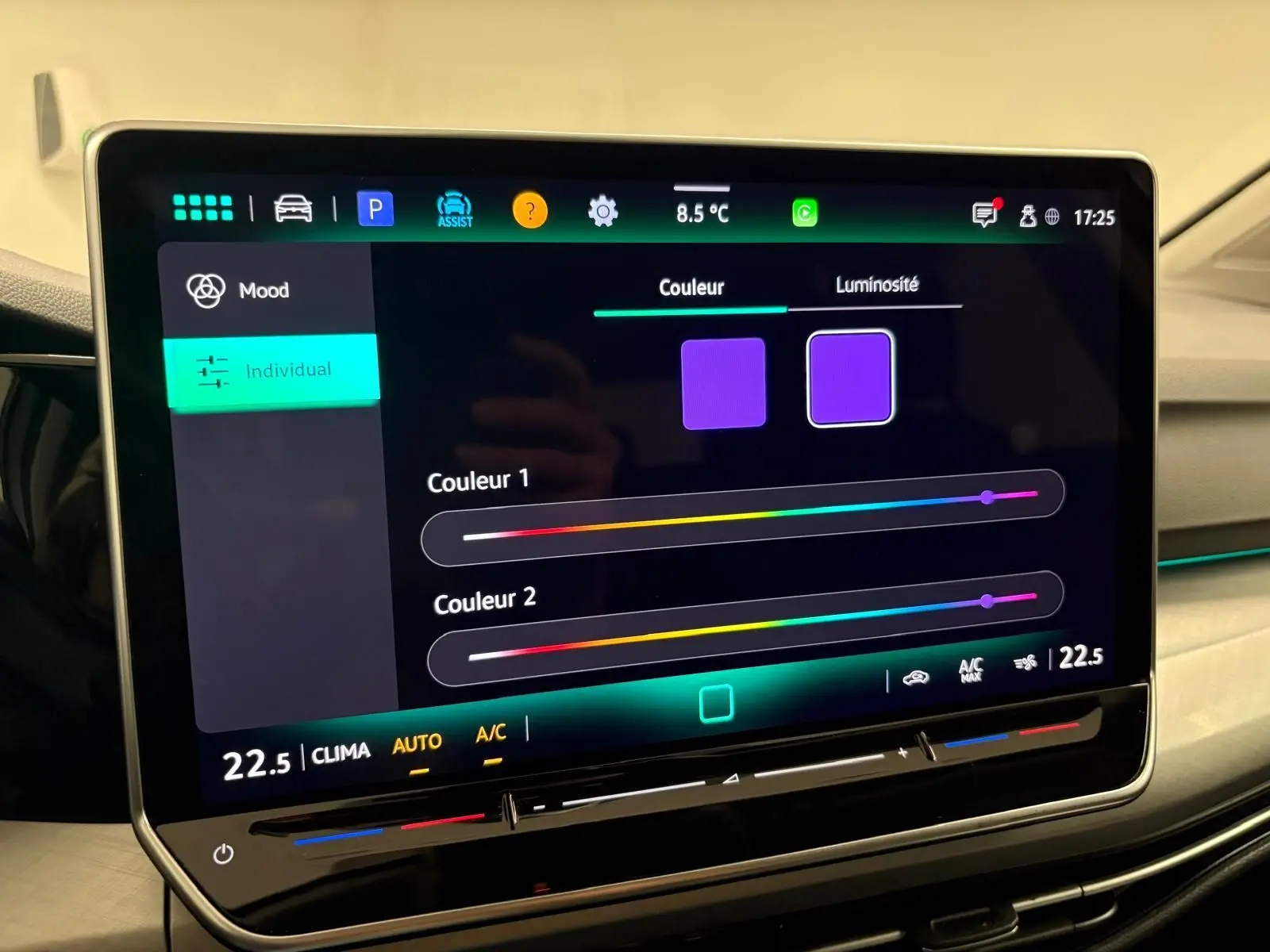 Écran tactile central de la Volkswagen Golf 2025 affichant les réglages de couleur d'ambiance intérieure personnalisable.