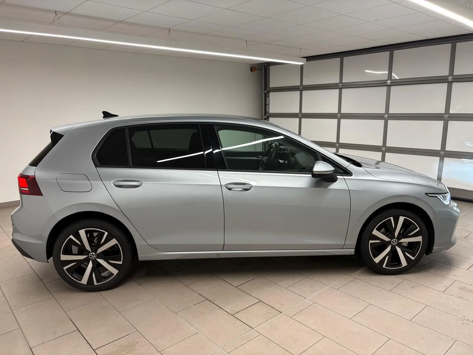 Profil côté gauche d'une Volkswagen Golf 1.5 TSI 116 BVM6 VW Edition en argent Dolomite avec jantes alliage 18 pouces.