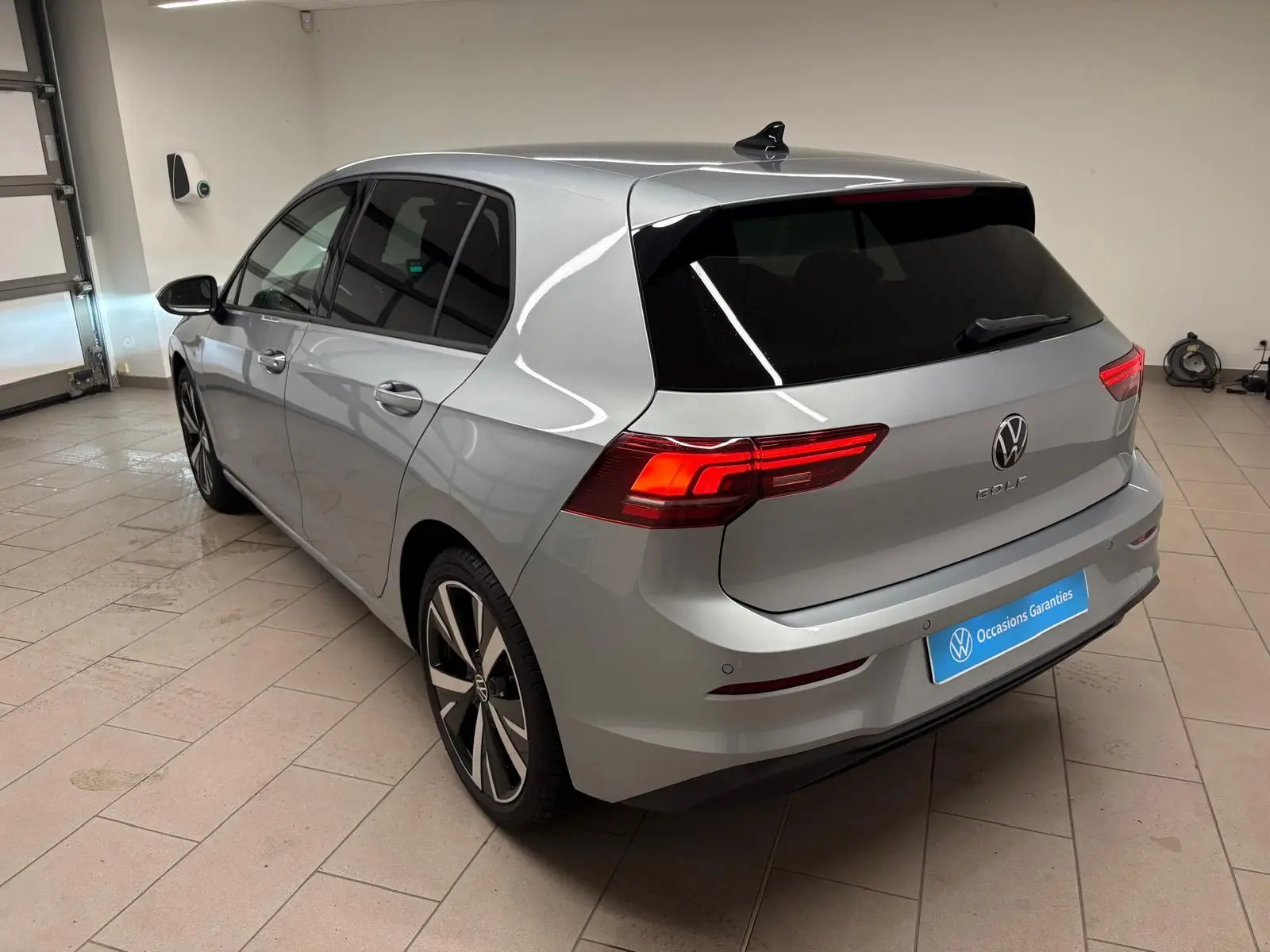 Volkswagen Golf 1.5 TSI 2025 en argent Dolomite, vue 3/4 arrière droit avec jantes alliage 18 pouces Catania.