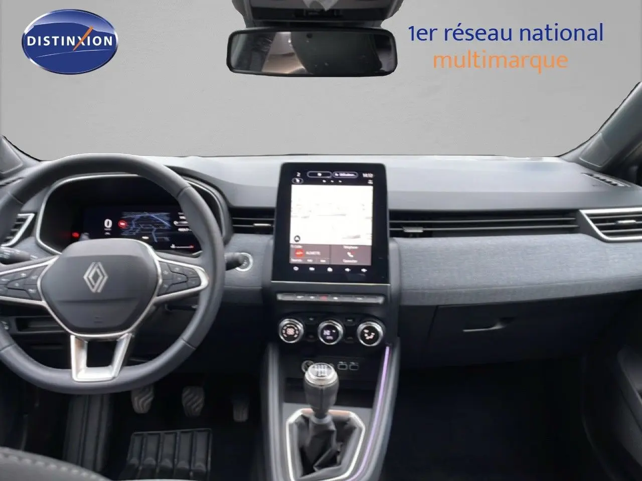 Intérieur avant de la Renault Clio V 1.0 Eco-G 100ch Techno 2025, tableau de bord gris avec écran tactile vertical et boîte manuelle.