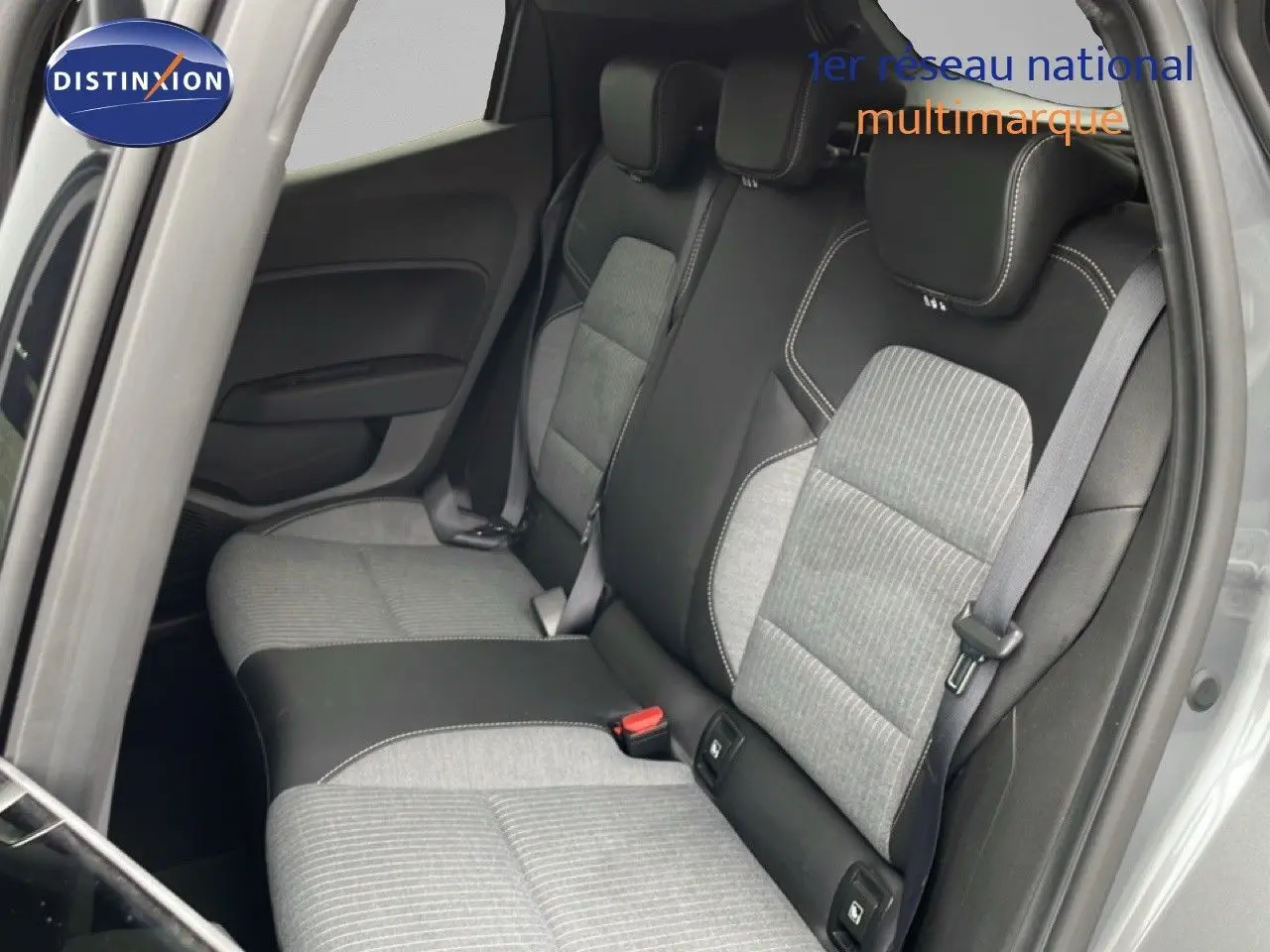 Vue intérieure côté gauche des sièges arrière gris clair et noir de la Renault Clio V 1.0 ECO-G 100CH TECHNO 2025.