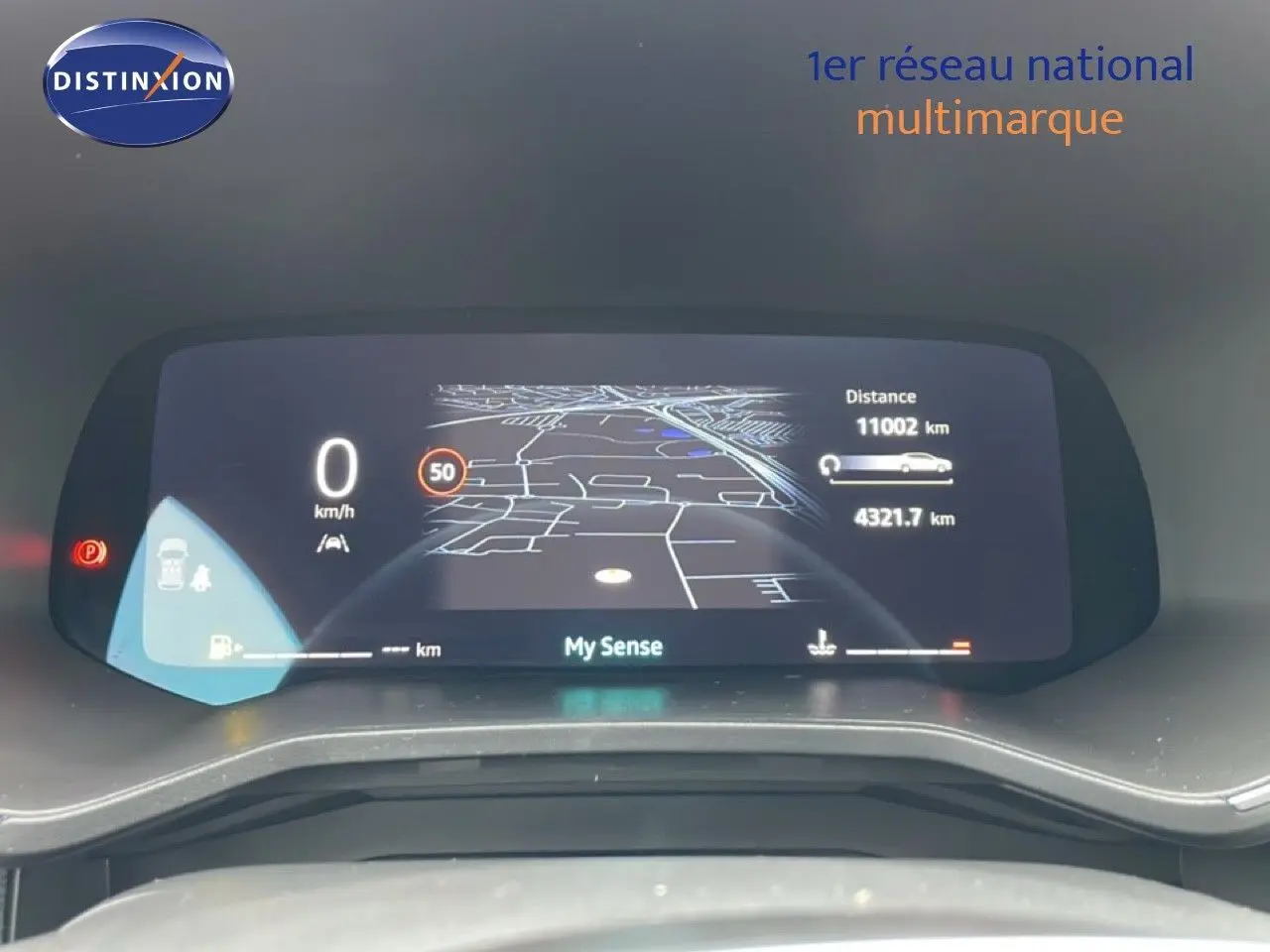 Tableau de bord numérique de Renault Clio 2025 affichant la navigation et les informations de conduite en mode My Sense.