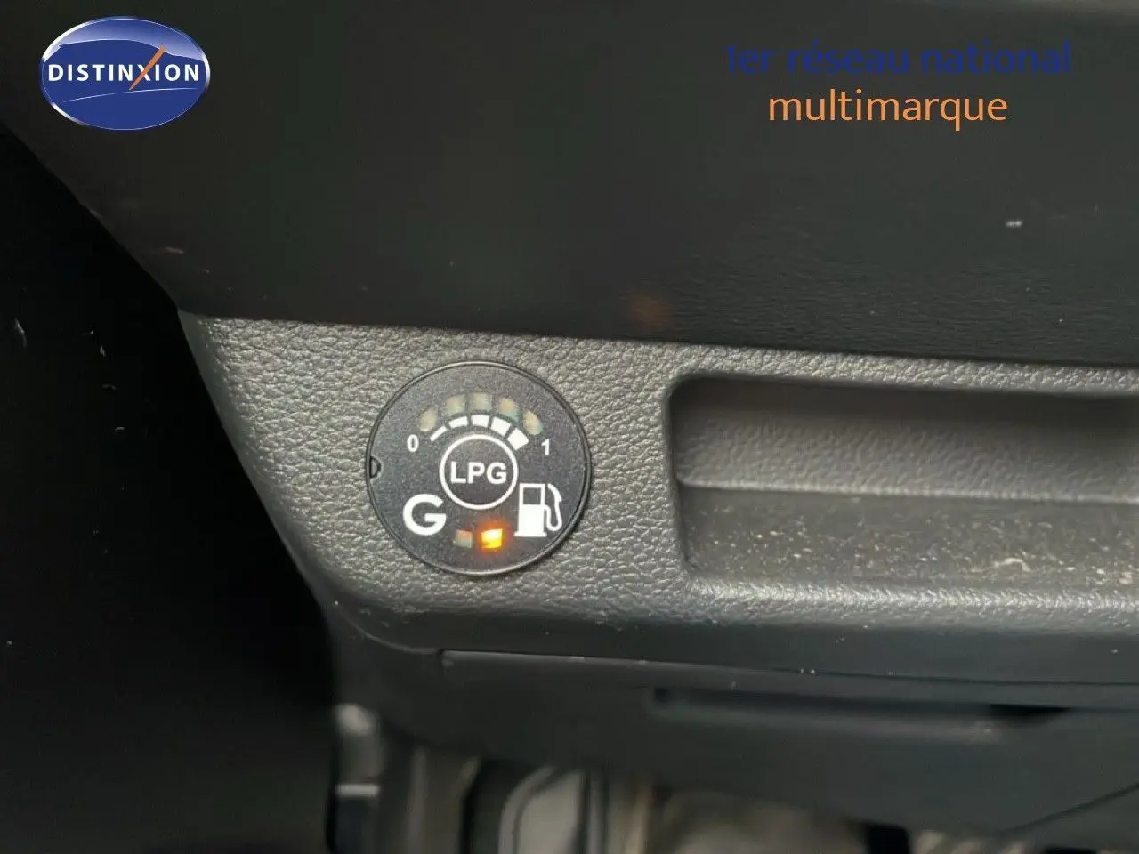 Gros plan sur l'indicateur de niveau GPL dans l'habitacle d'une Renault Clio gris schiste 2025.