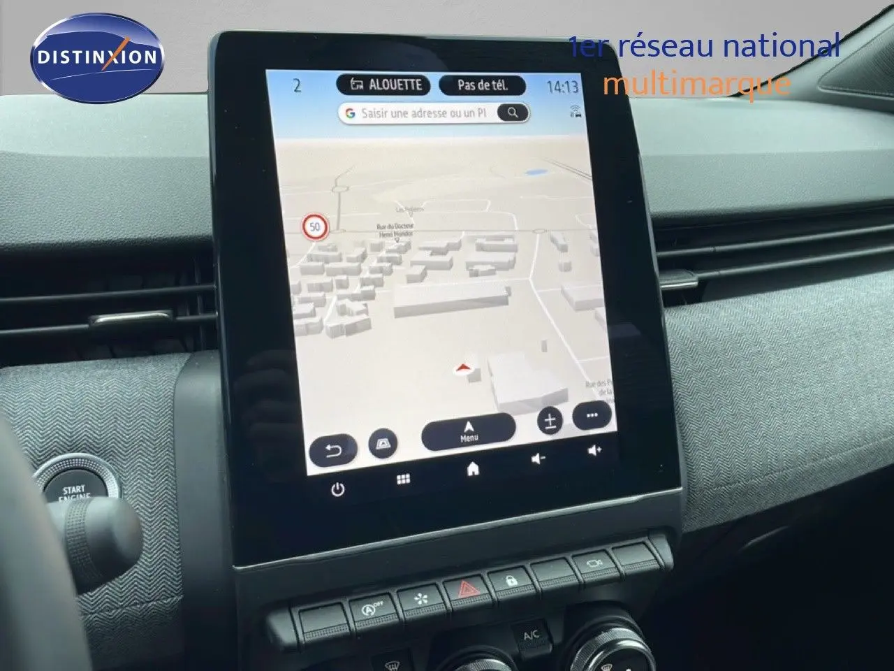 Vue rapprochée de l’écran tactile central avec navigation, tableau de bord gris et commandes de climatisation d’une Renault Clio 2025.