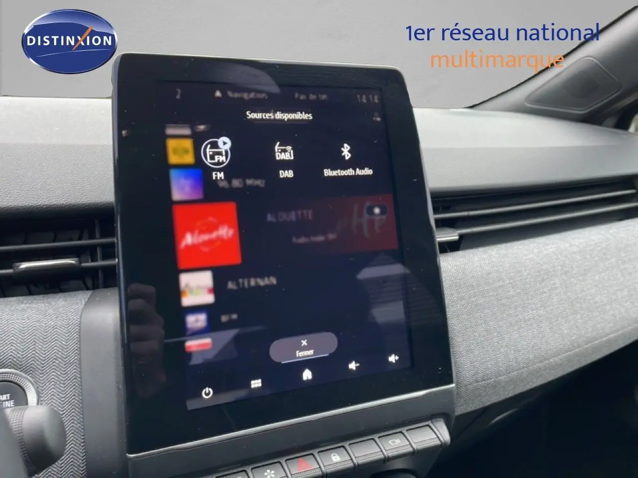 Vue intérieure centrée sur l'écran tactile multimédia de la Renault Clio 2025, avec tableau de bord gris et détails modernes.