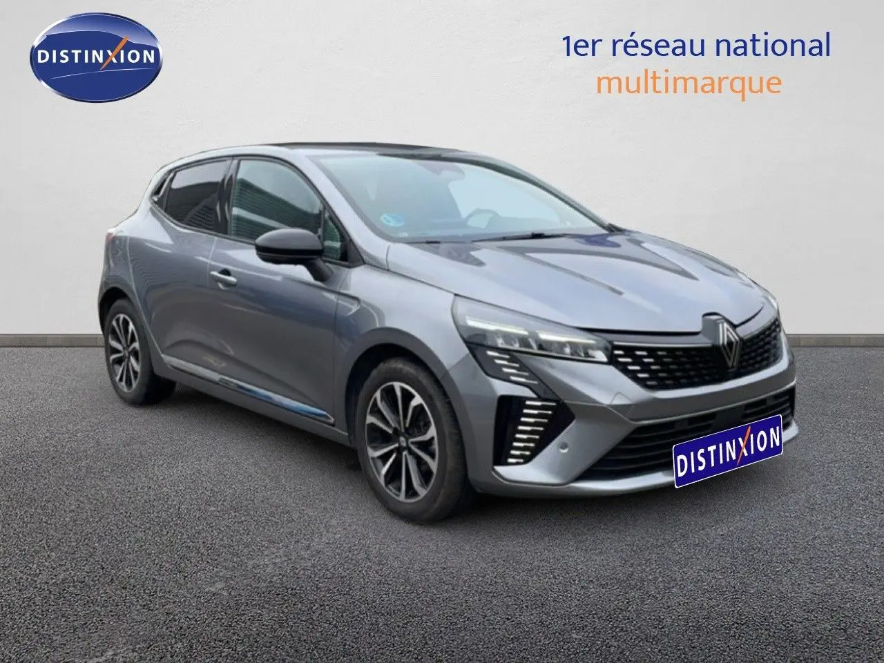 Renault Clio 2025 gris schiste métal vue 3/4 avant droit, avec calandre moderne et jantes alliage distinctives.