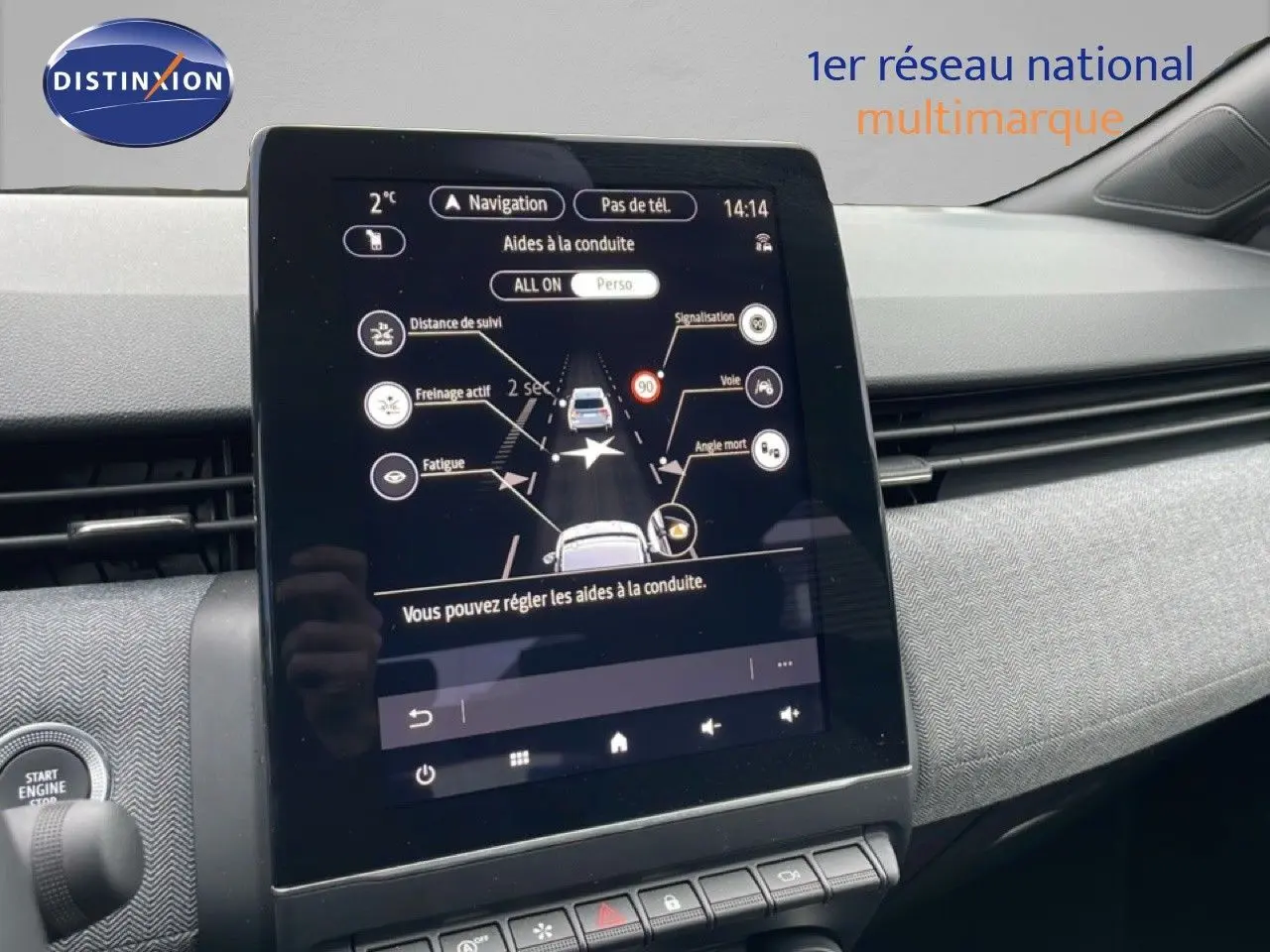 Vue intérieure centrée sur l’écran tactile du tableau de bord de la Renault Clio 2025, avec habillage gris clair et détails noirs.