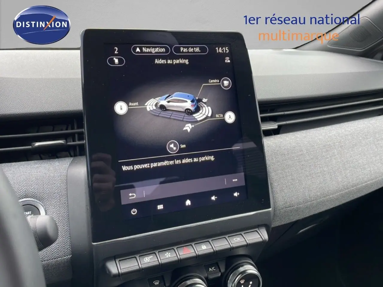 Vue rapprochée de l’écran tactile central de la Renault Clio 2025 gris schiste, affichant l’aide au parking.