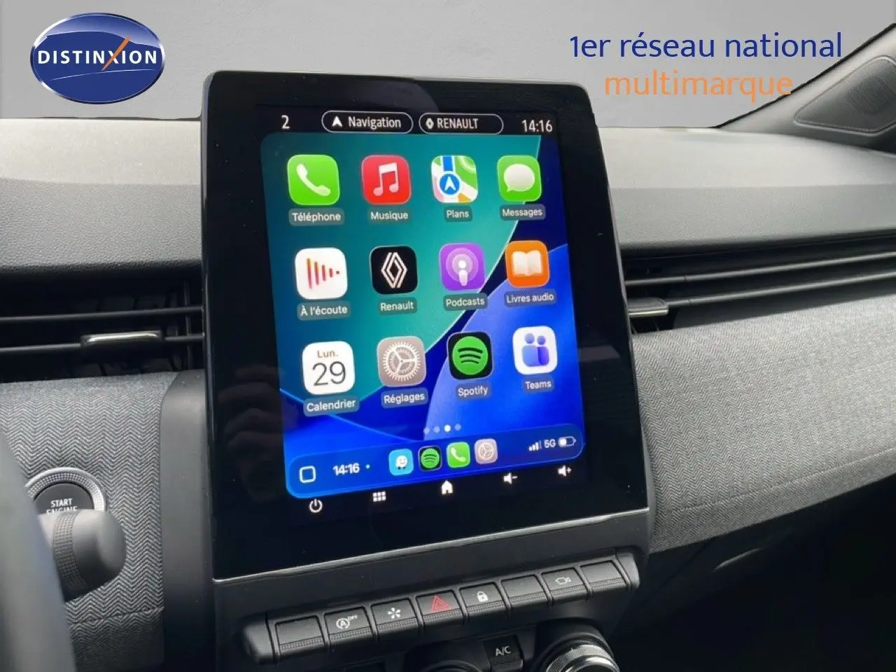 Écran tactile central affichant les applications multimédia et navigation dans l’habitacle gris d’une Renault Clio 2025.