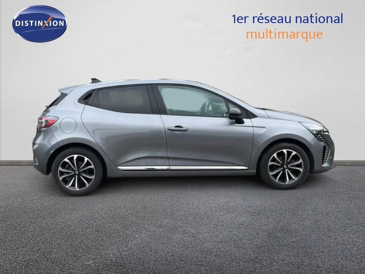 Profil droit d'une Renault Clio 2025 gris schiste métal avec jantes alliage et lignes épurées.