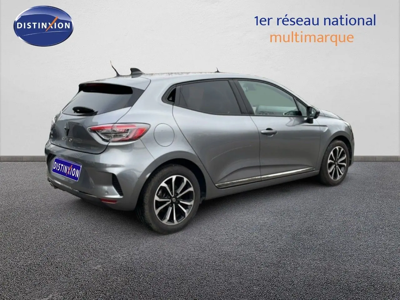 Vue 3/4 arrière droite d'une Renault Clio 2025 gris schiste métal avec jantes alliage et vitres teintées.