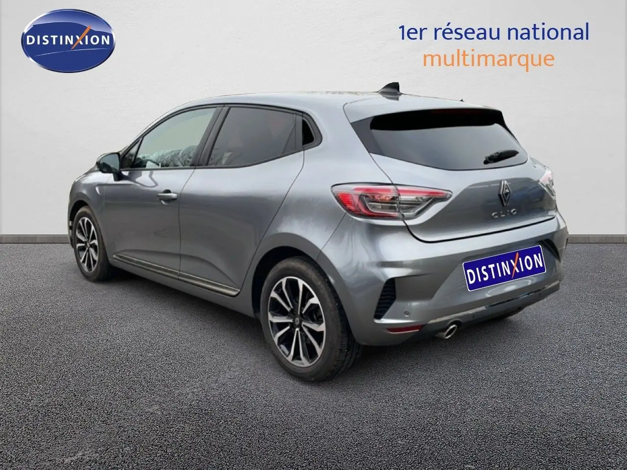 Vue 3/4 arrière droite d'une Renault Clio gris schiste métal 2025 avec jantes alliage et feux LED distinctifs.