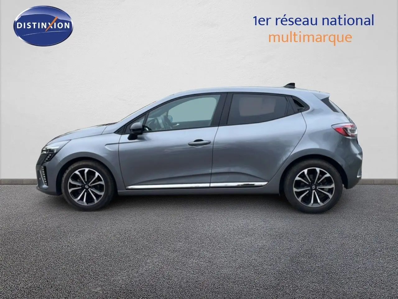 Profil droit d'une Renault Clio 2025 gris schiste métal avec jantes alliage et vitres teintées, sur fond neutre.