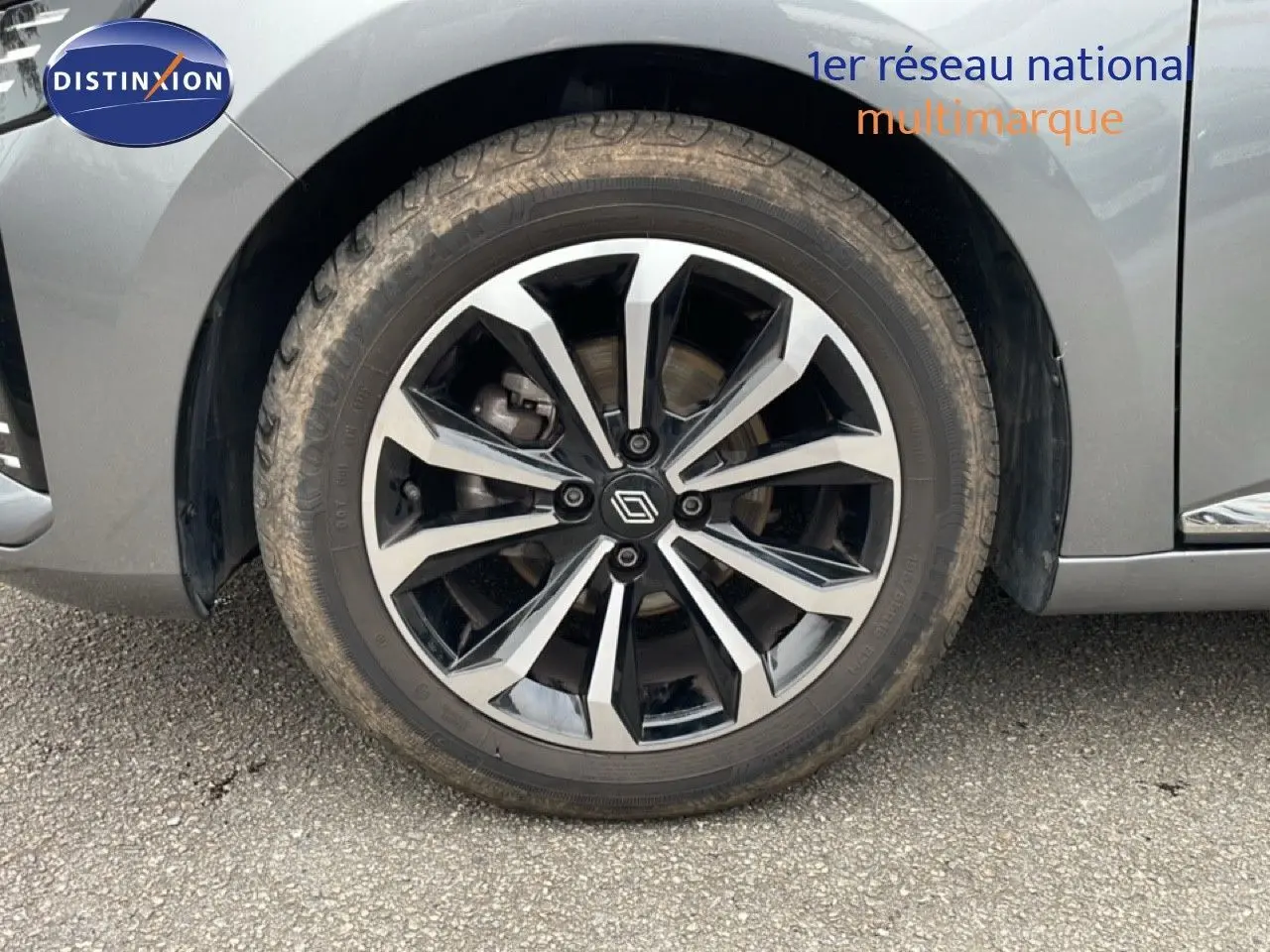 Gros plan sur la roue avant gauche d’une Renault Clio gris schiste métal avec jante alliage noir et argent.