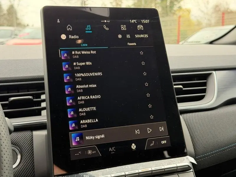 Écran tactile central du tableau de bord du Renault Captur 2026, affichant la liste des radios DAB, intérieur gris et noir.