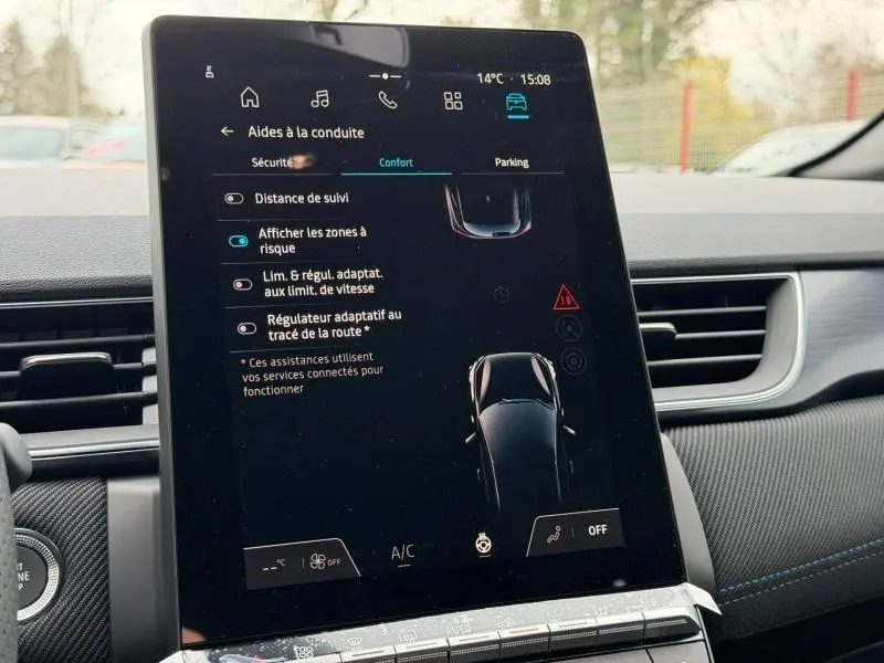 Vue intérieure centrée sur l'écran tactile du tableau de bord du Renault Captur 2026, affichant les aides à la conduite.