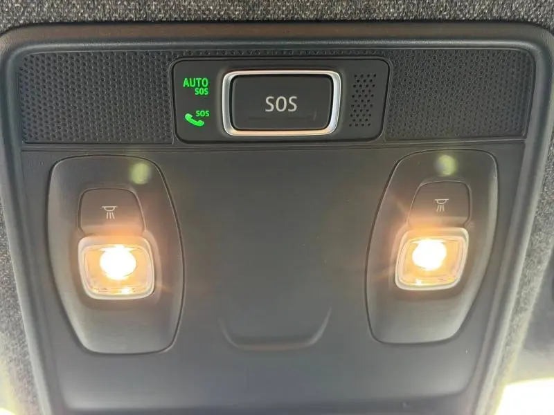Gros plan sur le plafonnier intérieur avec éclairage et bouton SOS du Renault Captur 1.8 E-Tech hybride 2026.