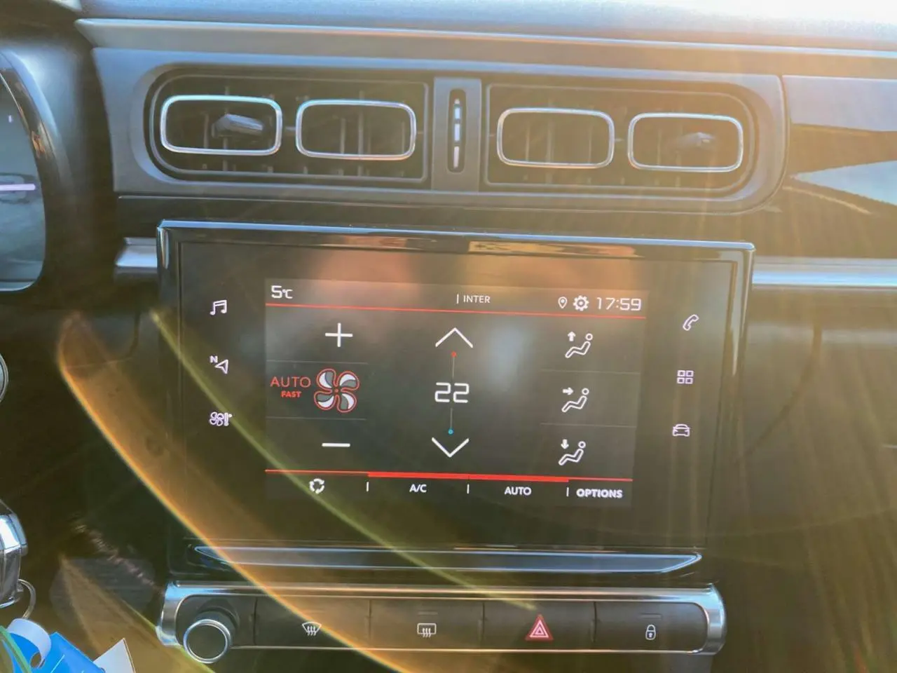 Gros plan sur l’écran tactile central de la Citroën C3 Shine 2023, affichant la climatisation automatique à 22°C.