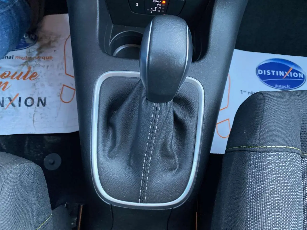 Le levier de vitesses automatique noir de la Citroën C3 Shine 2023 vu de dessus, entouré de console grise.
