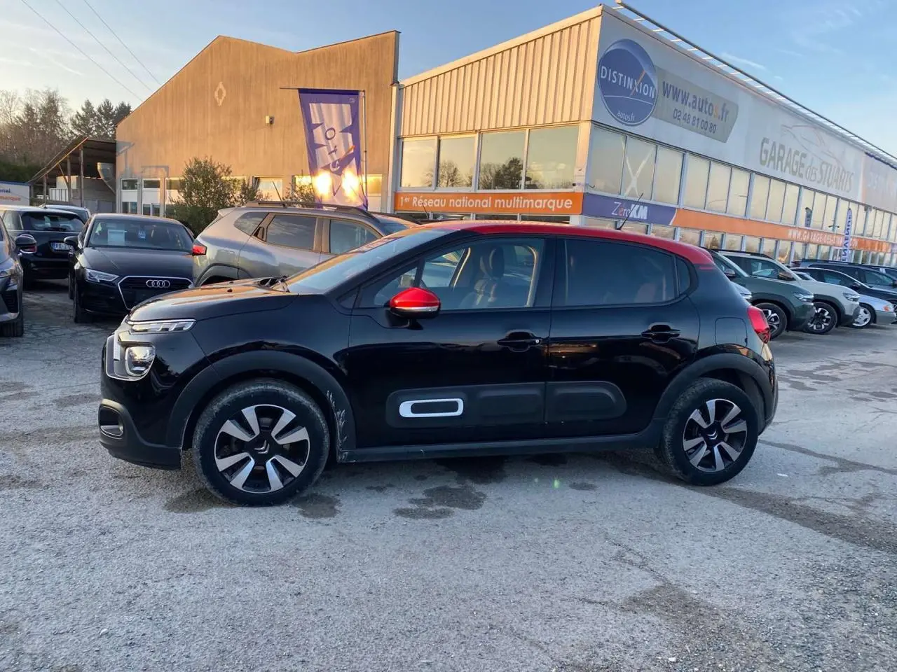 Citroën C3 Shine 2023 vue de profil côté gauche, noir avec toit et rétroviseurs rouges, jantes alliage 16 pouces.