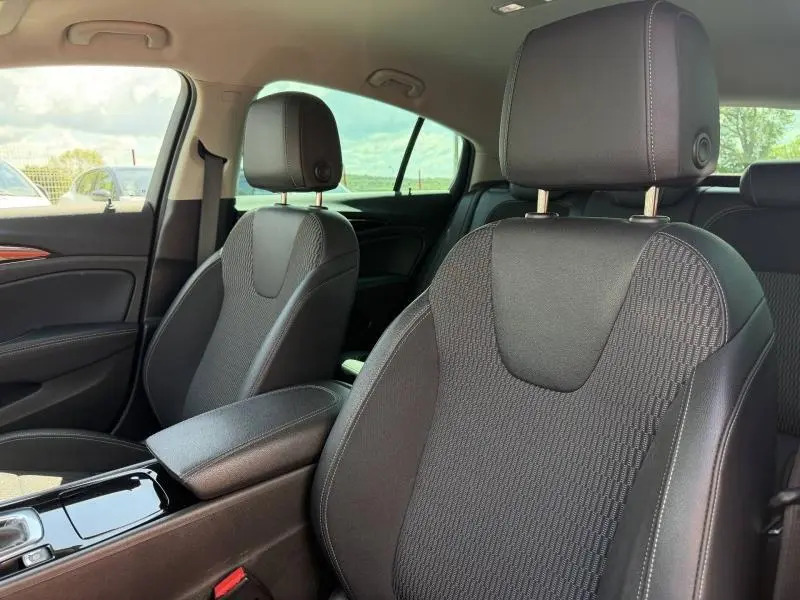 Vue intérieure sur les sièges avant en tissu et cuir anthracite de l’Opel Insignia Grand Sport 2021, version Elegance Business.