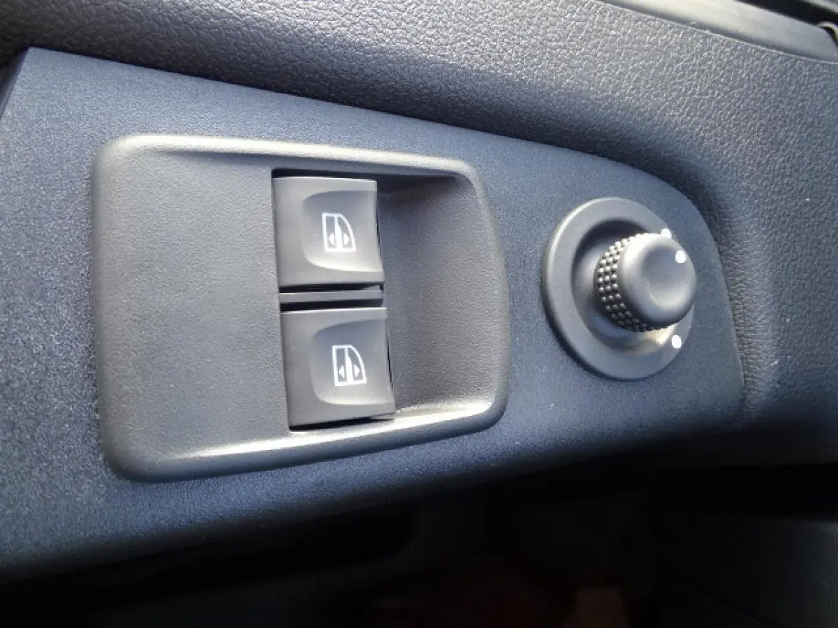 Gros plan sur les commandes de lève-vitres électriques et réglage des rétroviseurs du Fiat Talento Fourgon blanc.