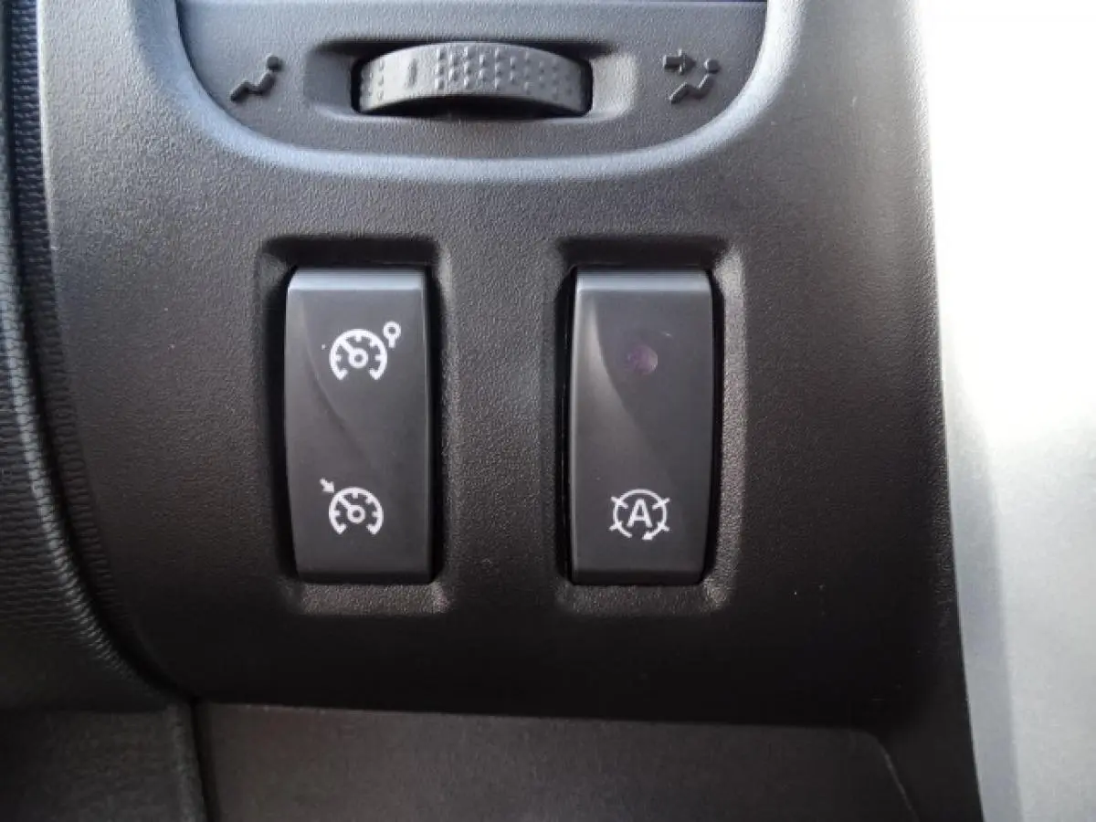 Gros plan sur les boutons de régulateur de vitesse et arrêt automatique du moteur du Fiat Talento Fourgon blanc.