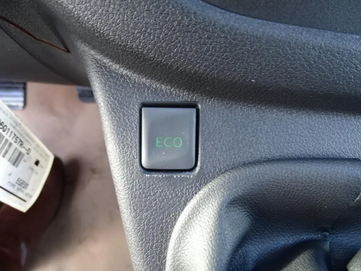Bouton ECO en gros plan sur la console intérieure du Fiat Talento Fourgon blanc, version Pro Lounge, 2020.