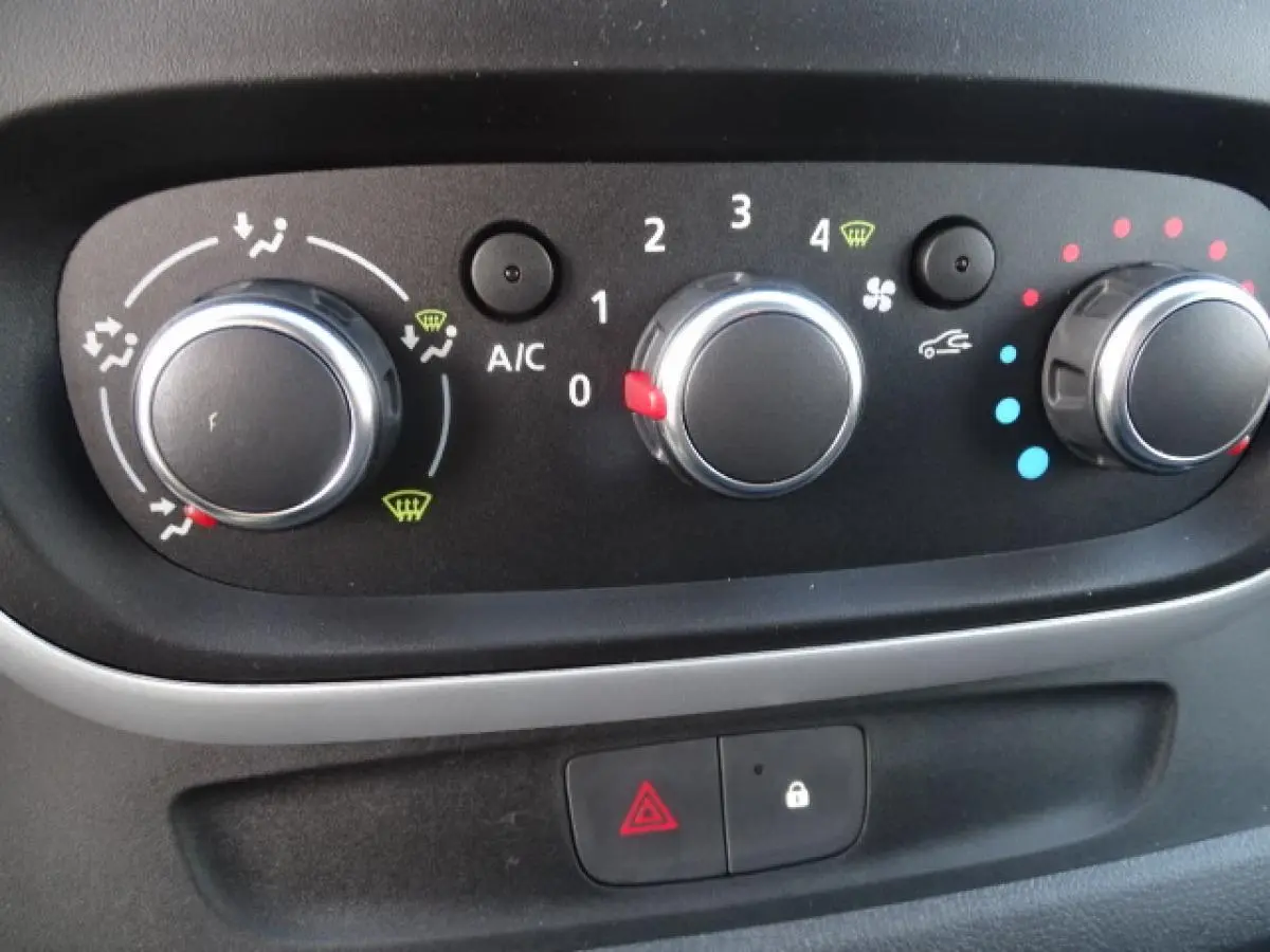 Gros plan sur les commandes de climatisation et verrouillage central du FIAT Talento Fourgon blanc, tableau de bord intérieur.